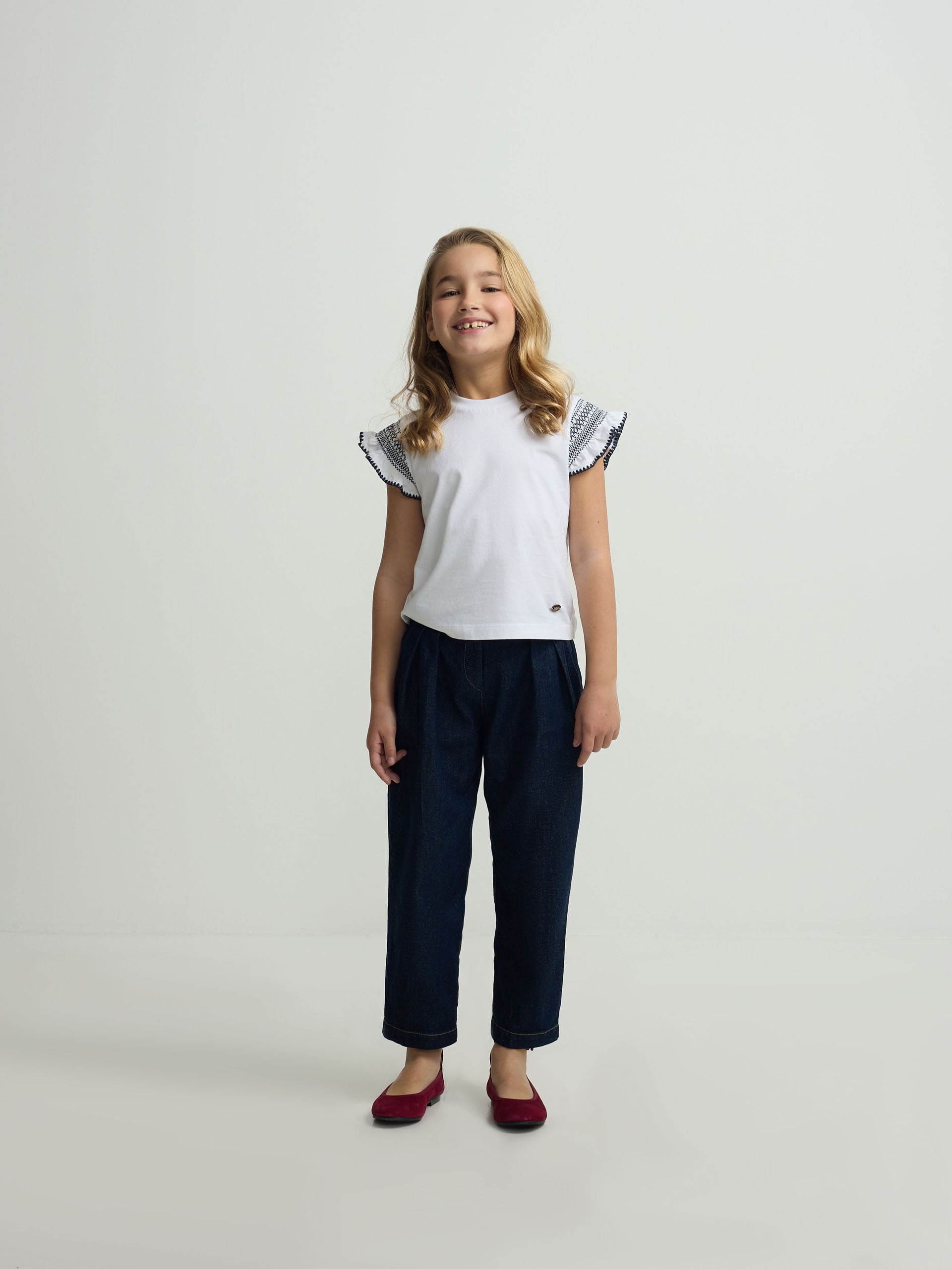 T-shirt menina bordado mangas branca