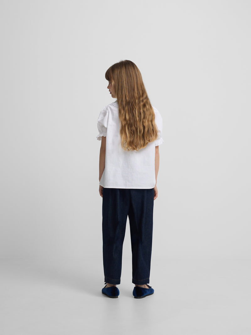 Camisa de menina franzida em linho branco