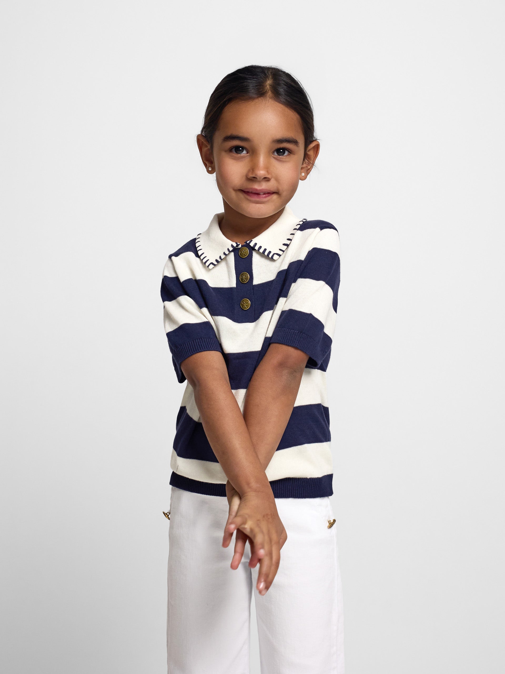 Polo de menina em malha de manga curta azul e branco