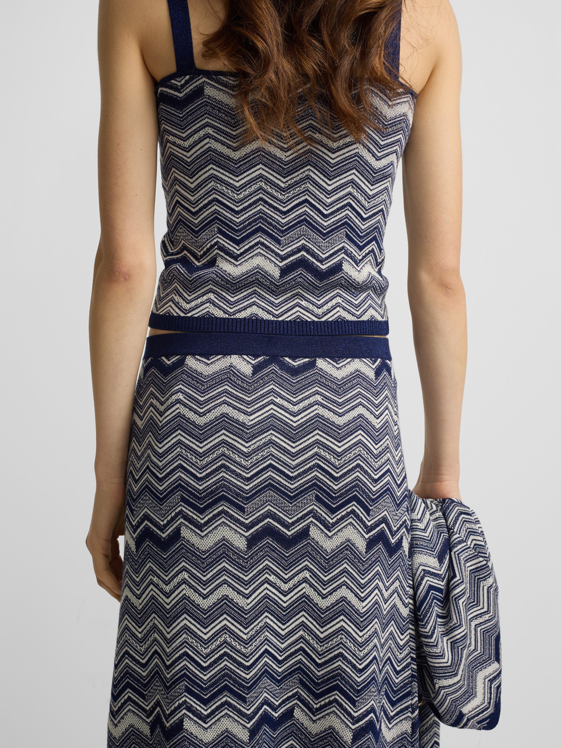 Saia de malha azul com padrão espinha de peixe