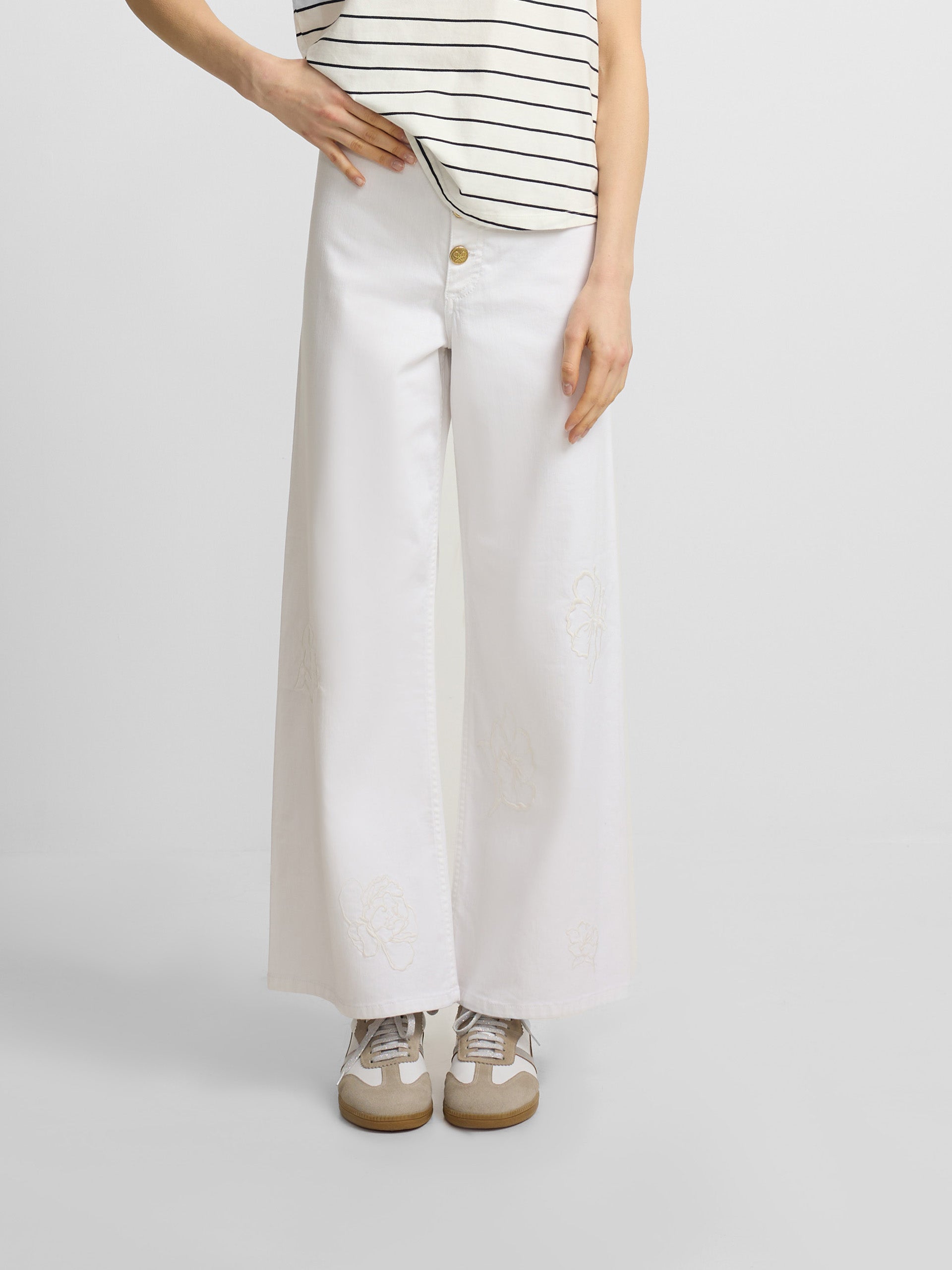Pantalon écru brodé de fleurs