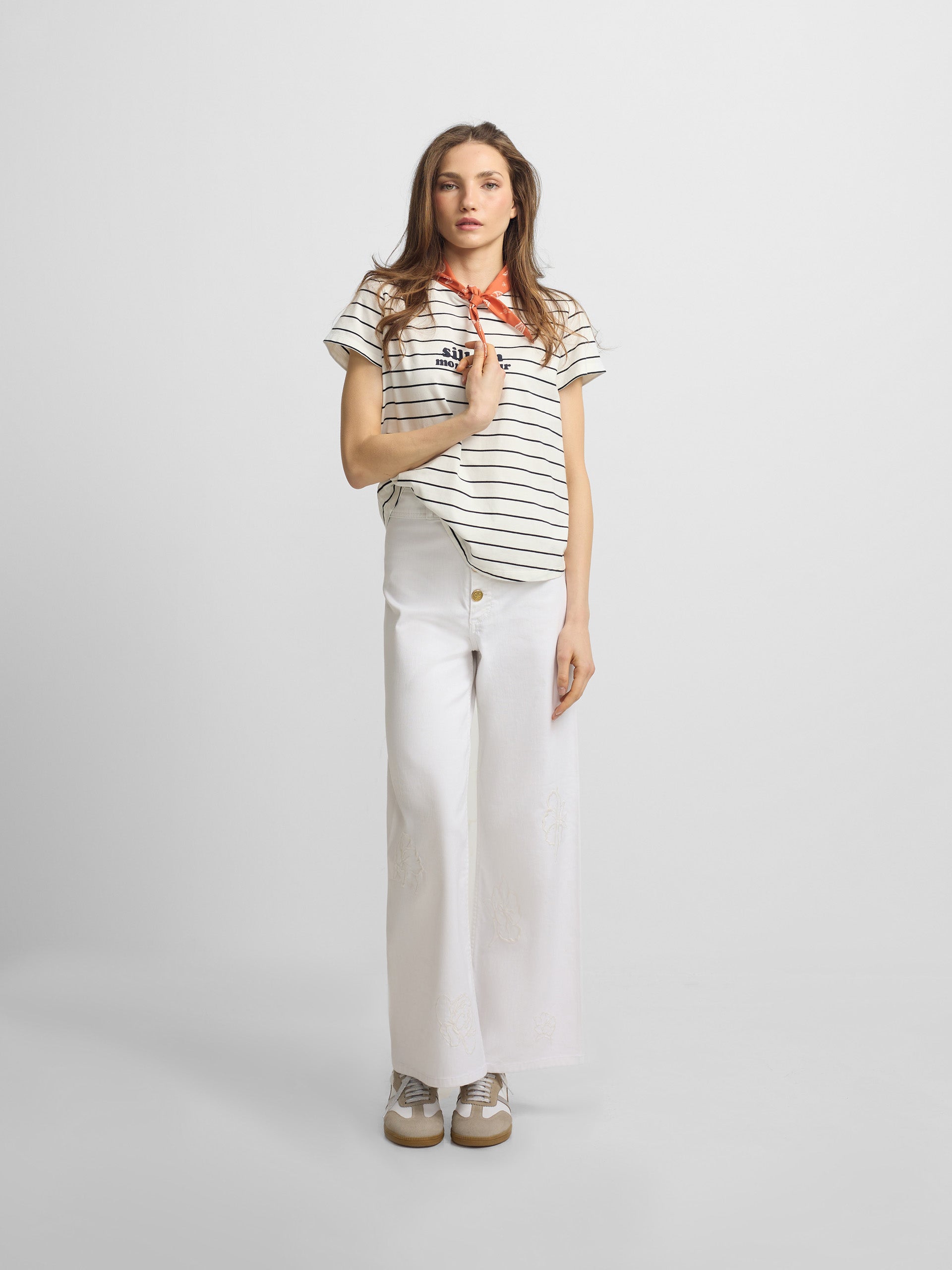 Calças bordadas com flores cru