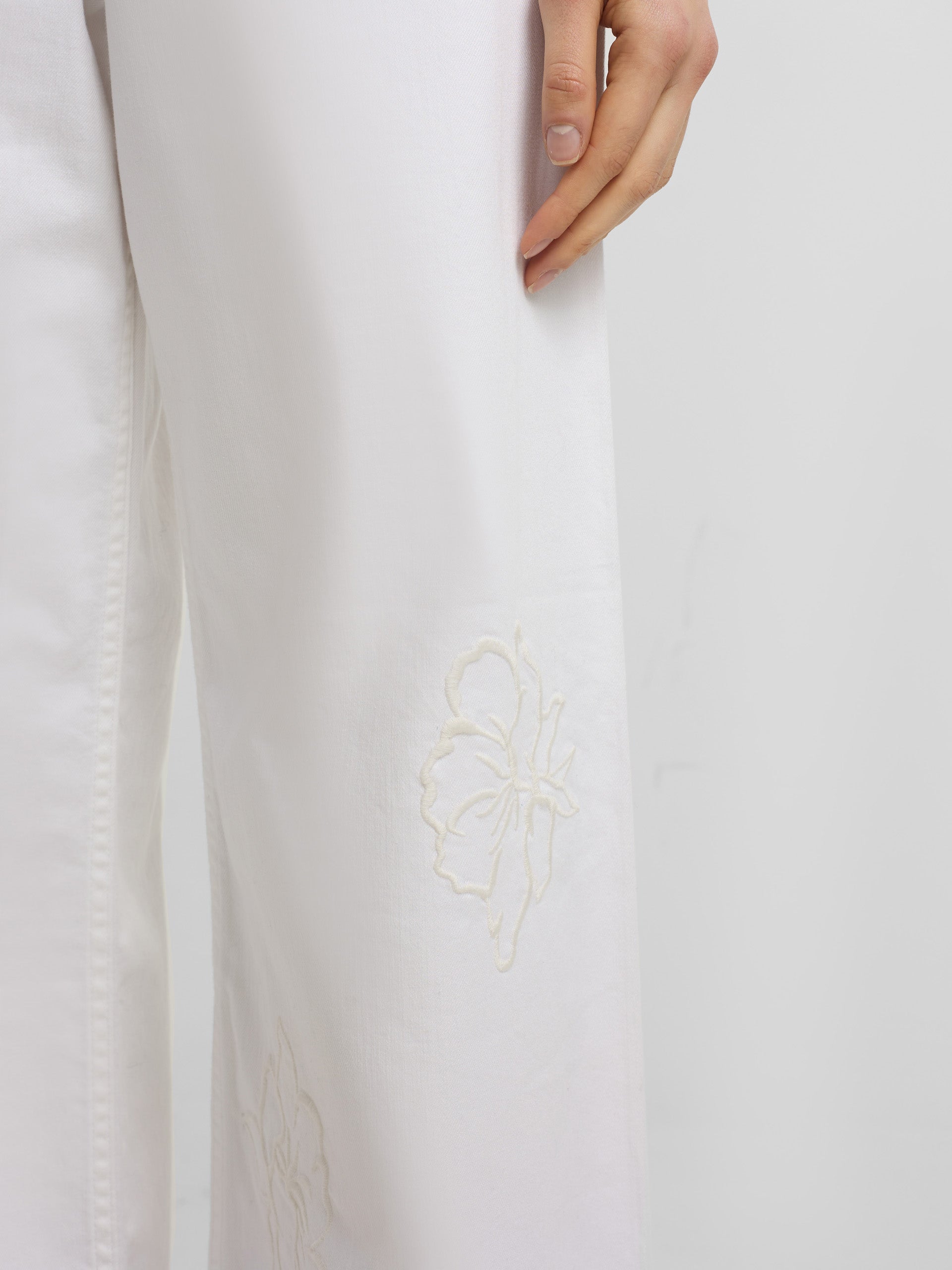 Pantalon écru brodé de fleurs