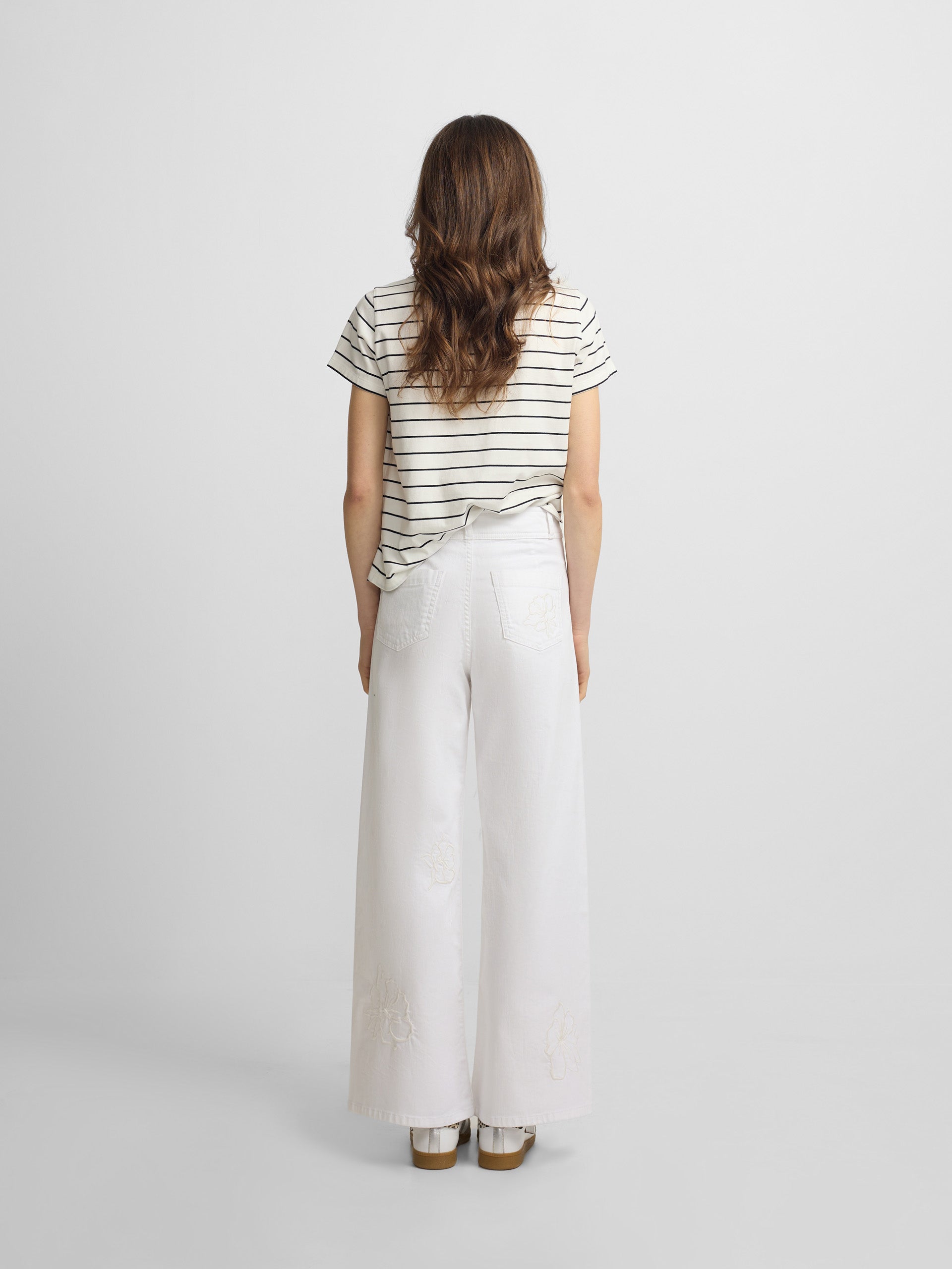 Pantalon écru brodé de fleurs