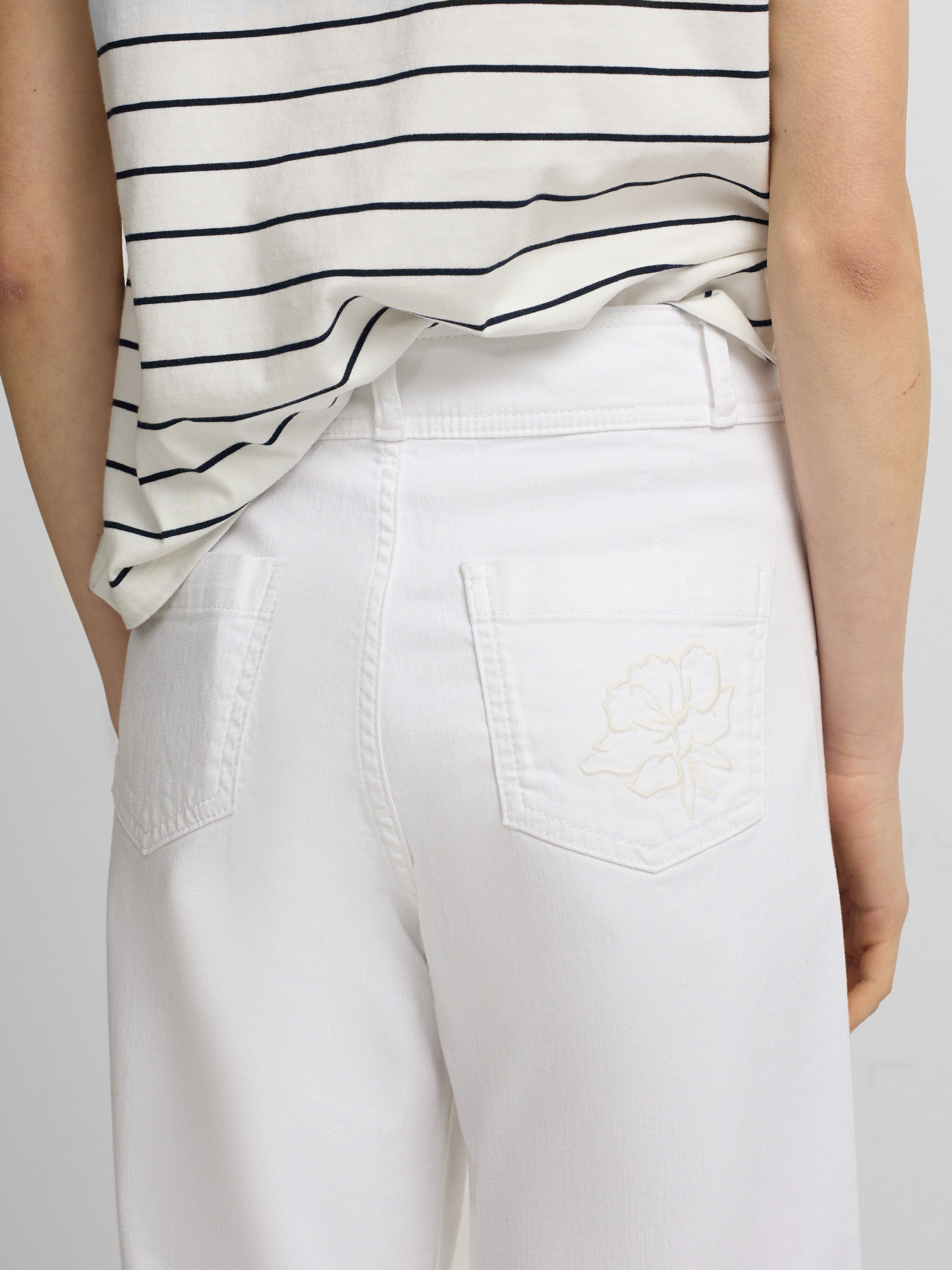 Pantalon écru brodé de fleurs