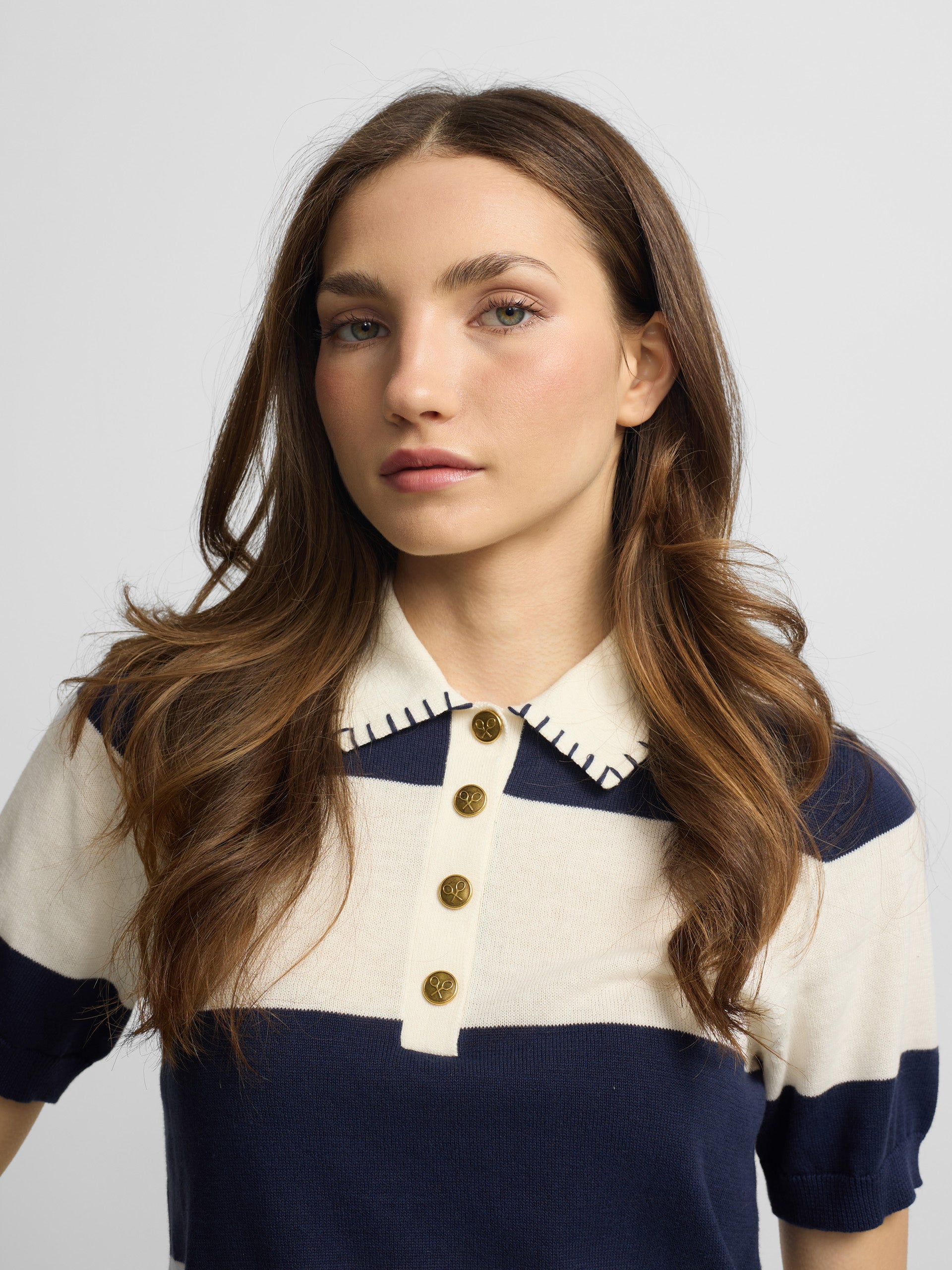 Polo de malha de manga curta azul e branco