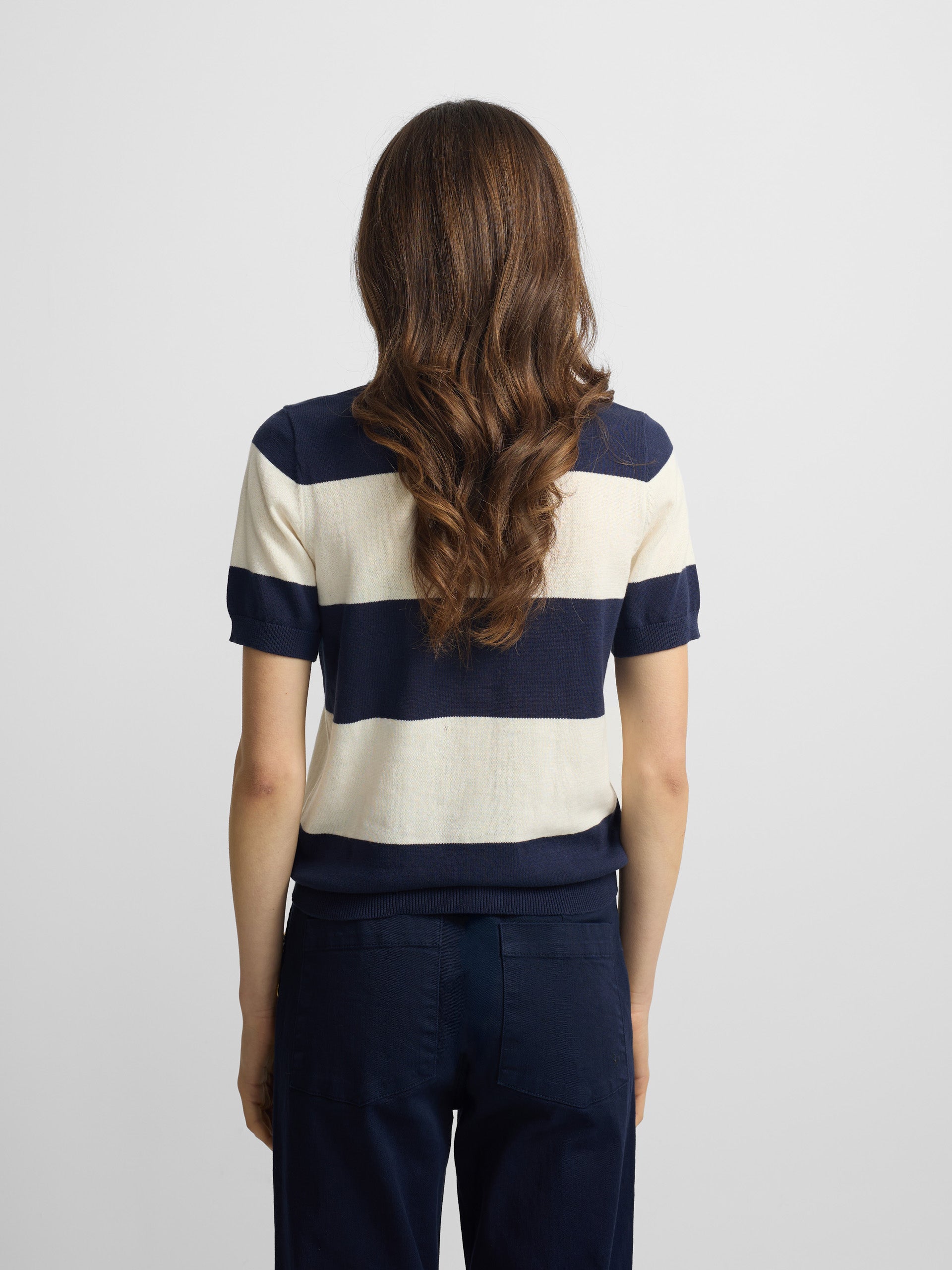 Polo de malha de manga curta azul e branco