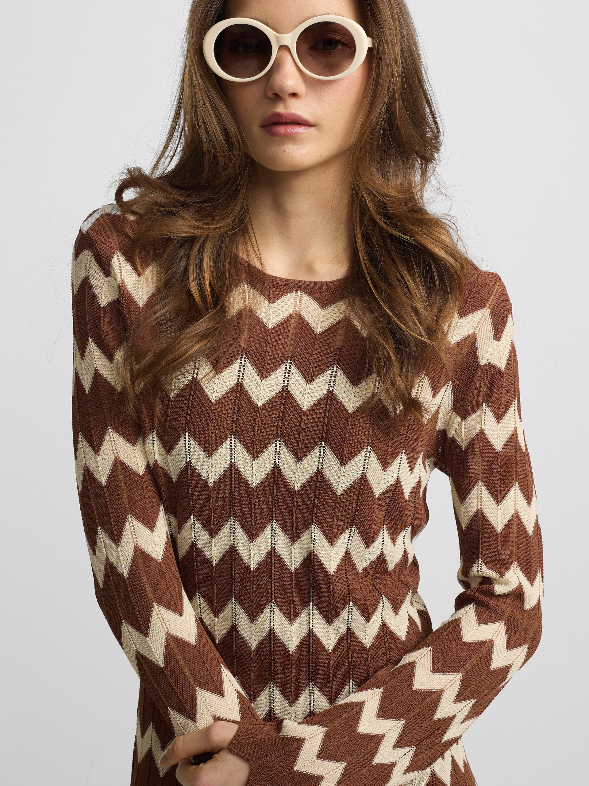 Vestido mini em malha espinha de peixe castanho