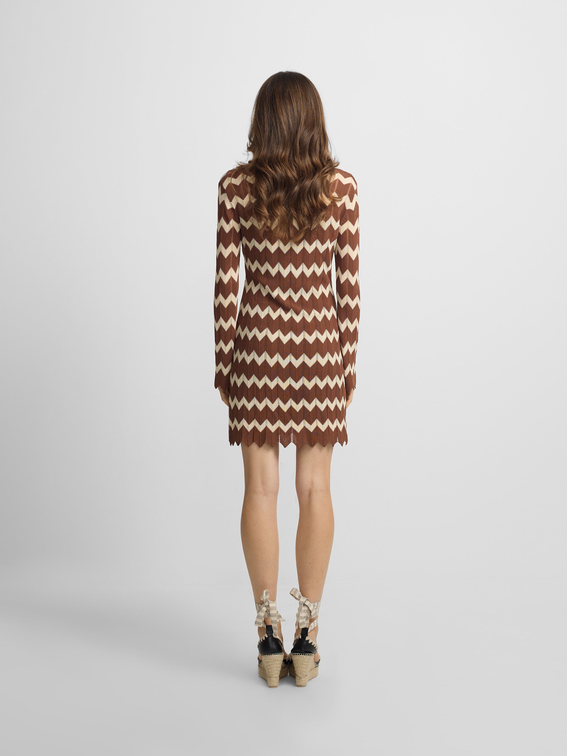 Vestido mini em malha espinha de peixe castanho