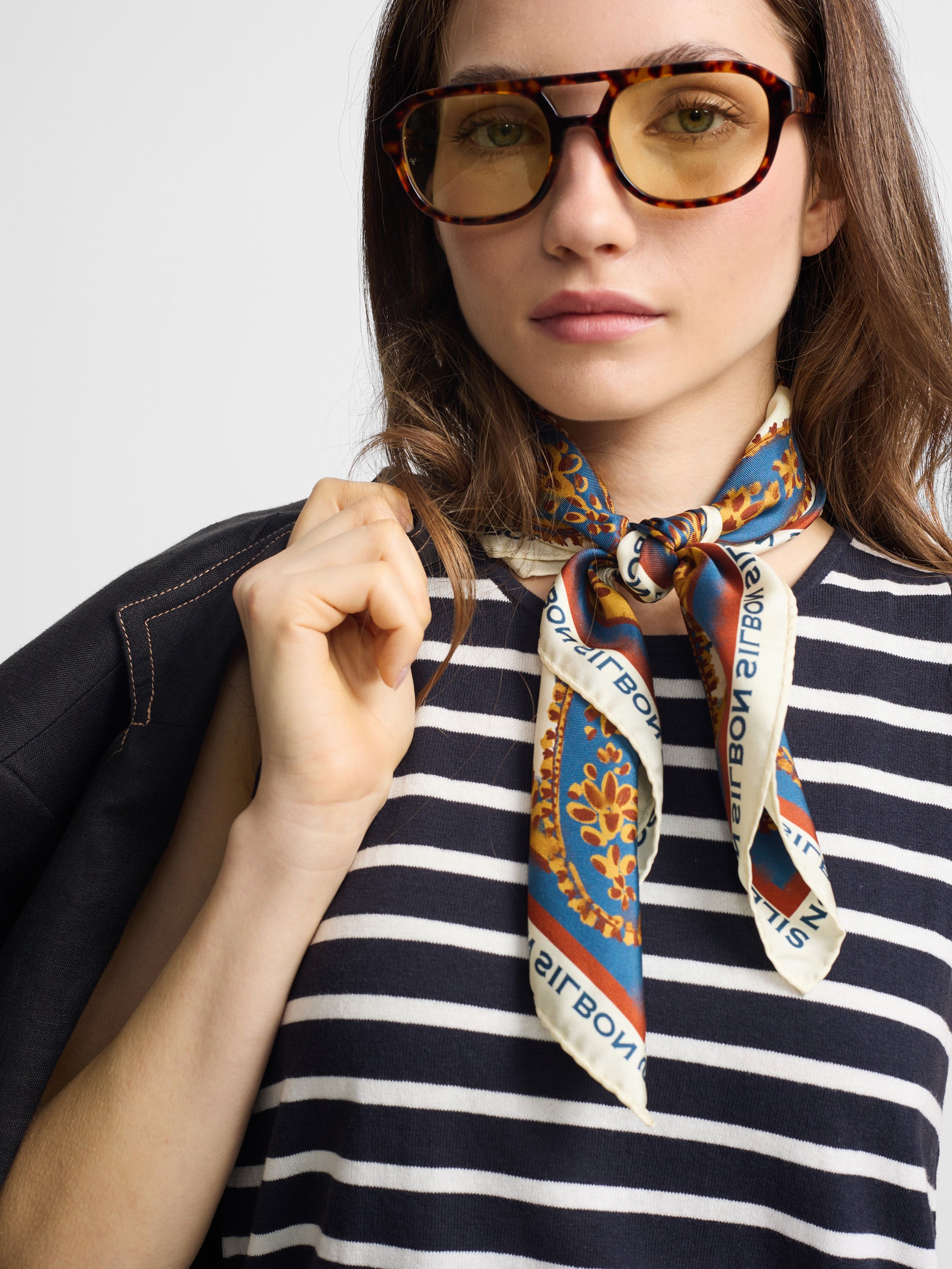 Pañuelo estampado crudo y azul marino