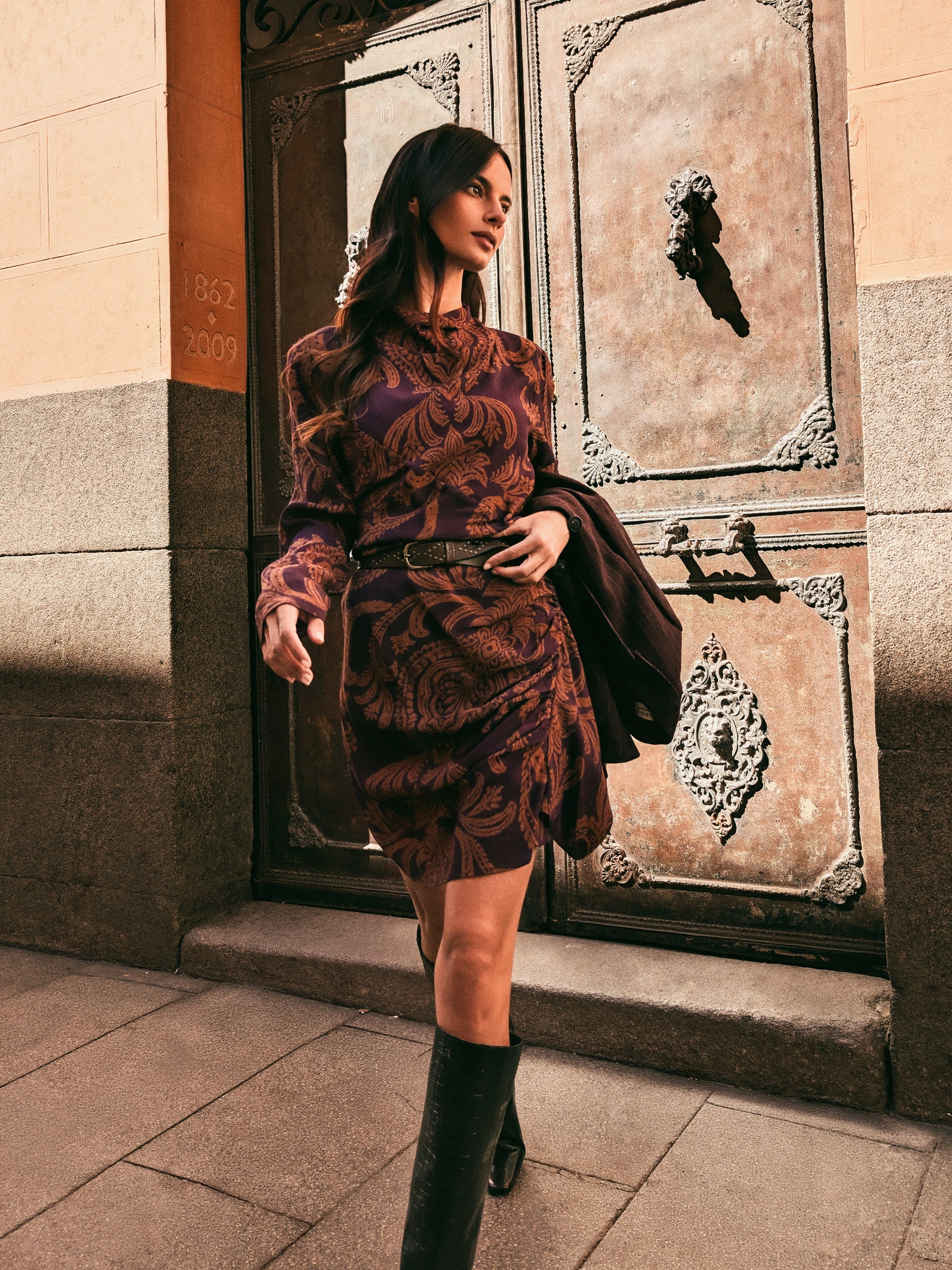 Vestido mini drapeado estampado morado y camel