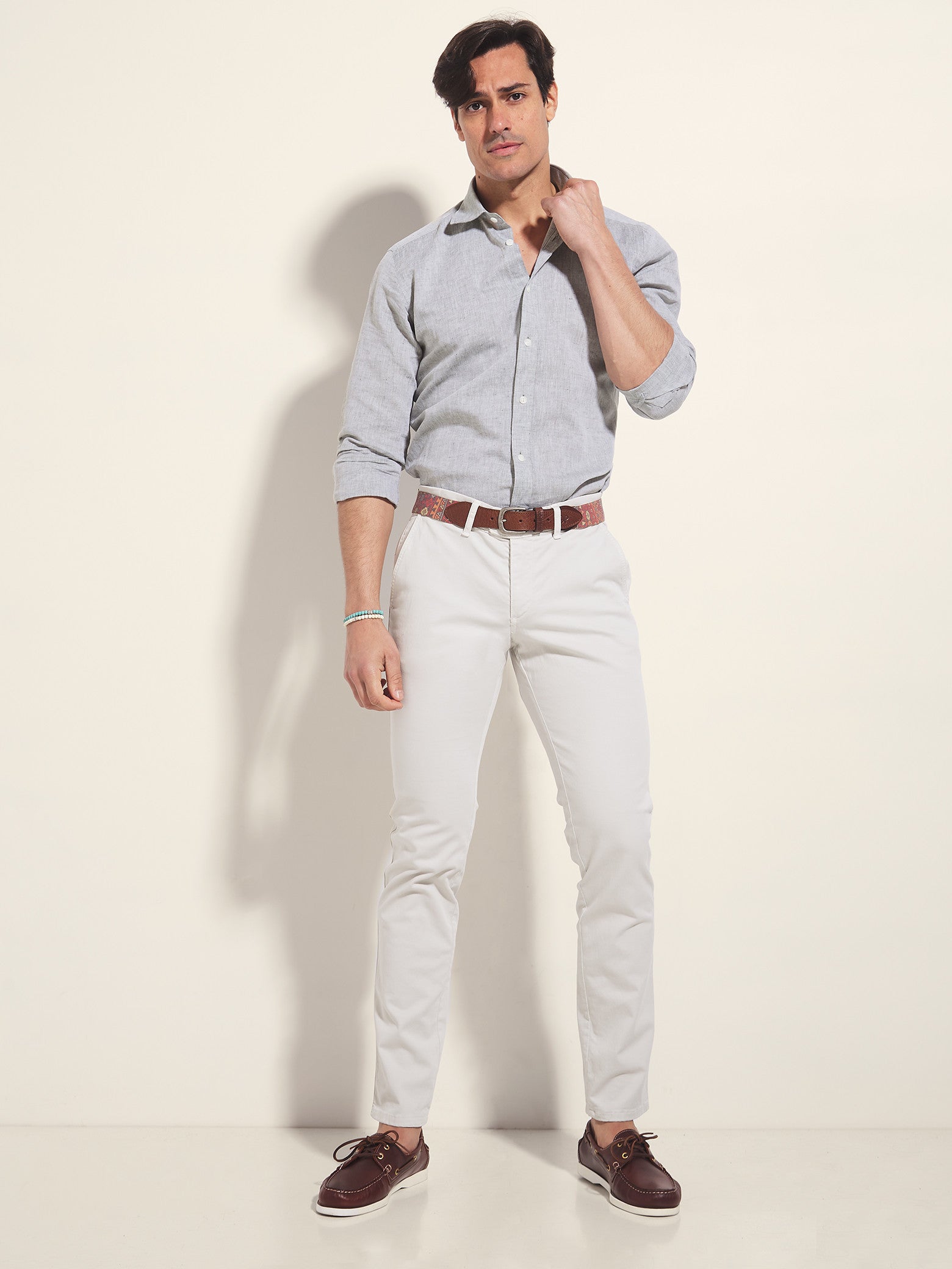 ¿CÓMO CONFECCIONAR UN LOOK CASUAL CON PANTALONES BLANCOS?