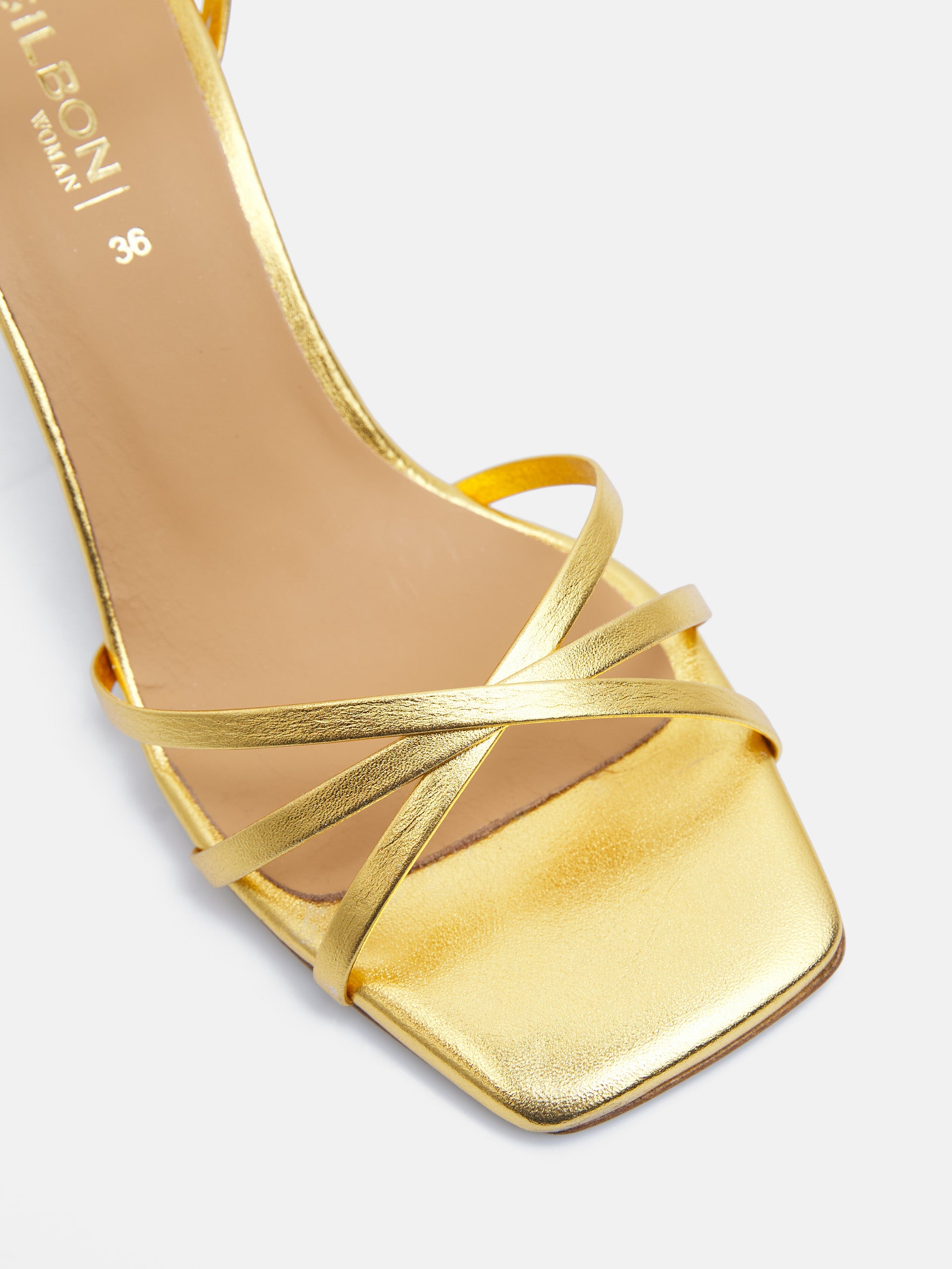Sandale à talon avec lanières dorées