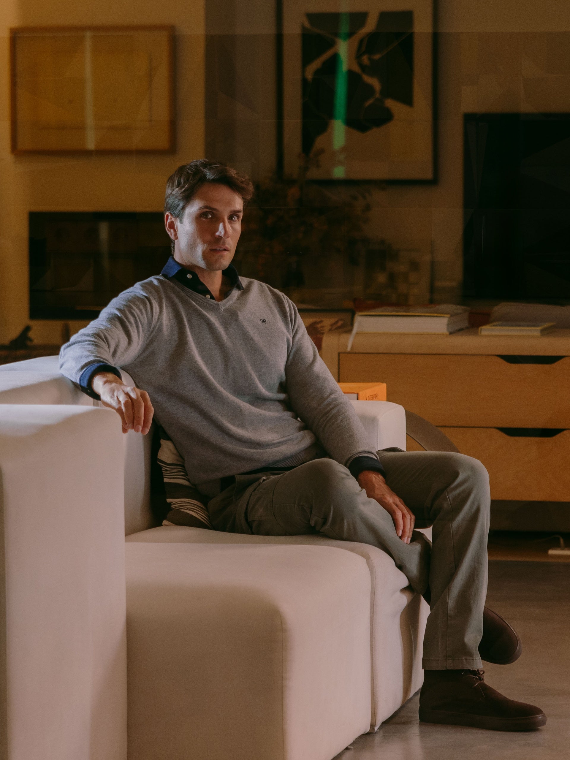 Camisola clássica de decote em V cinzenta