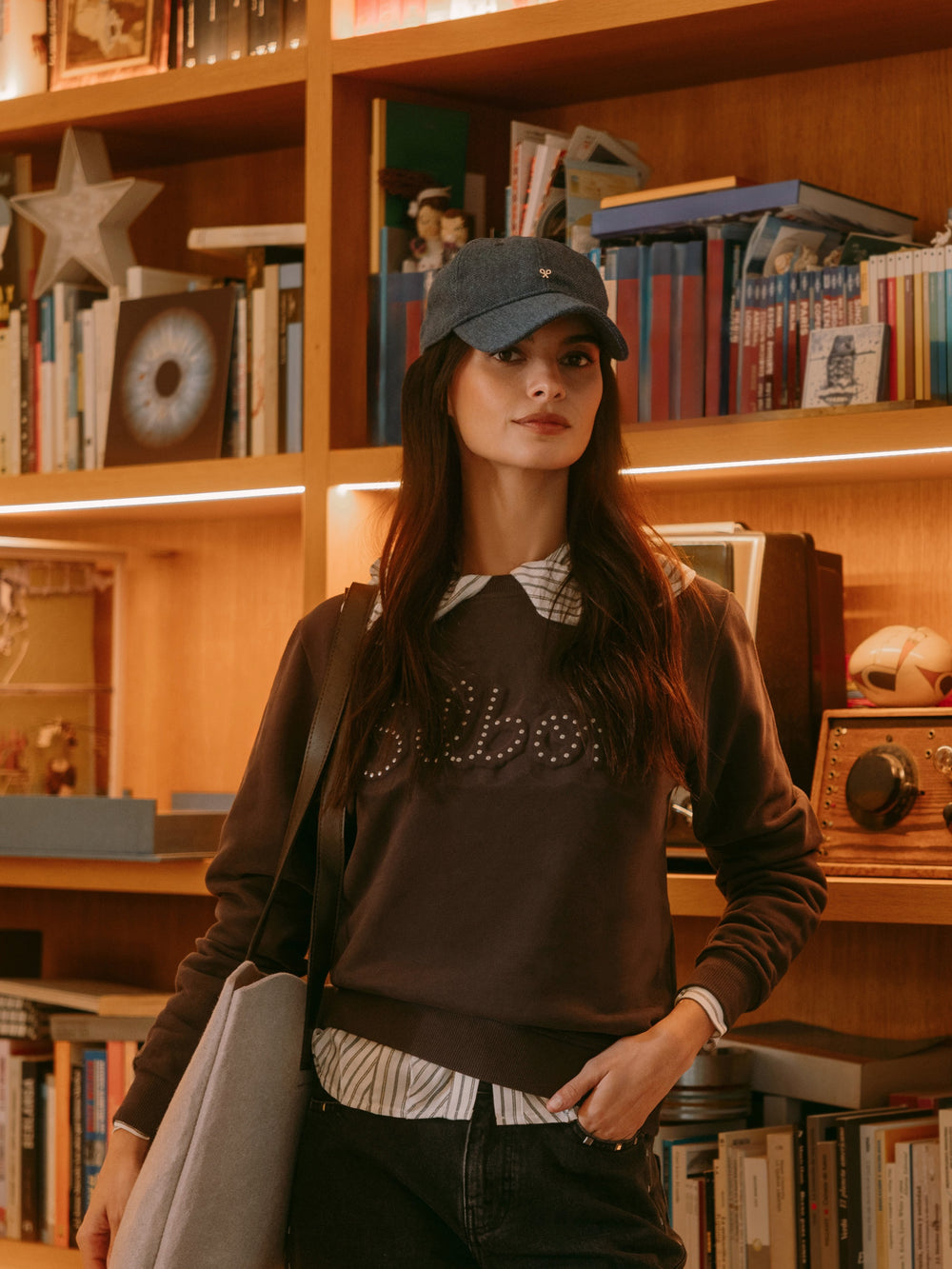 Sweat-shirt noir clouté en argent pour femme