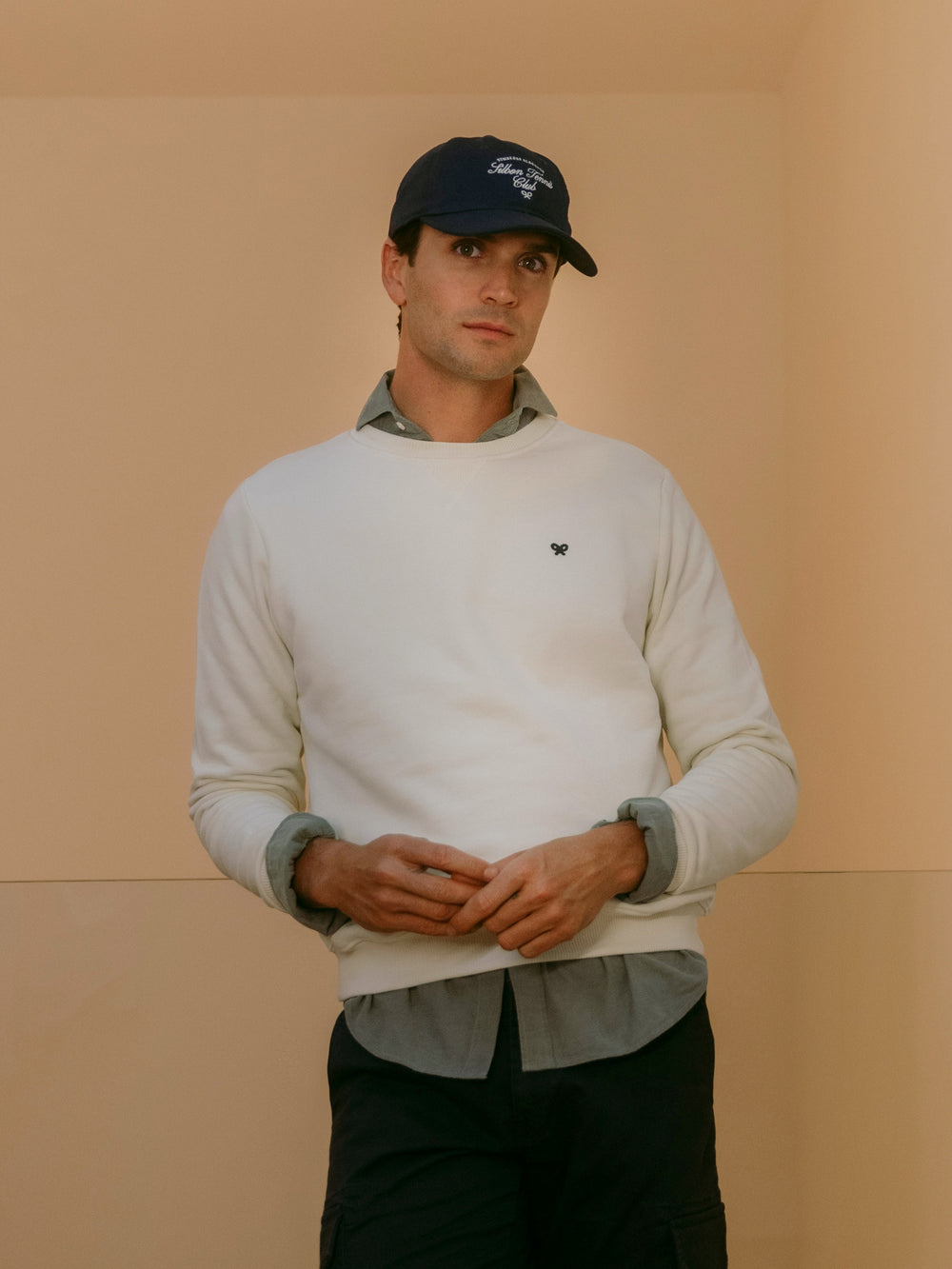 Sudadera minilogo crema