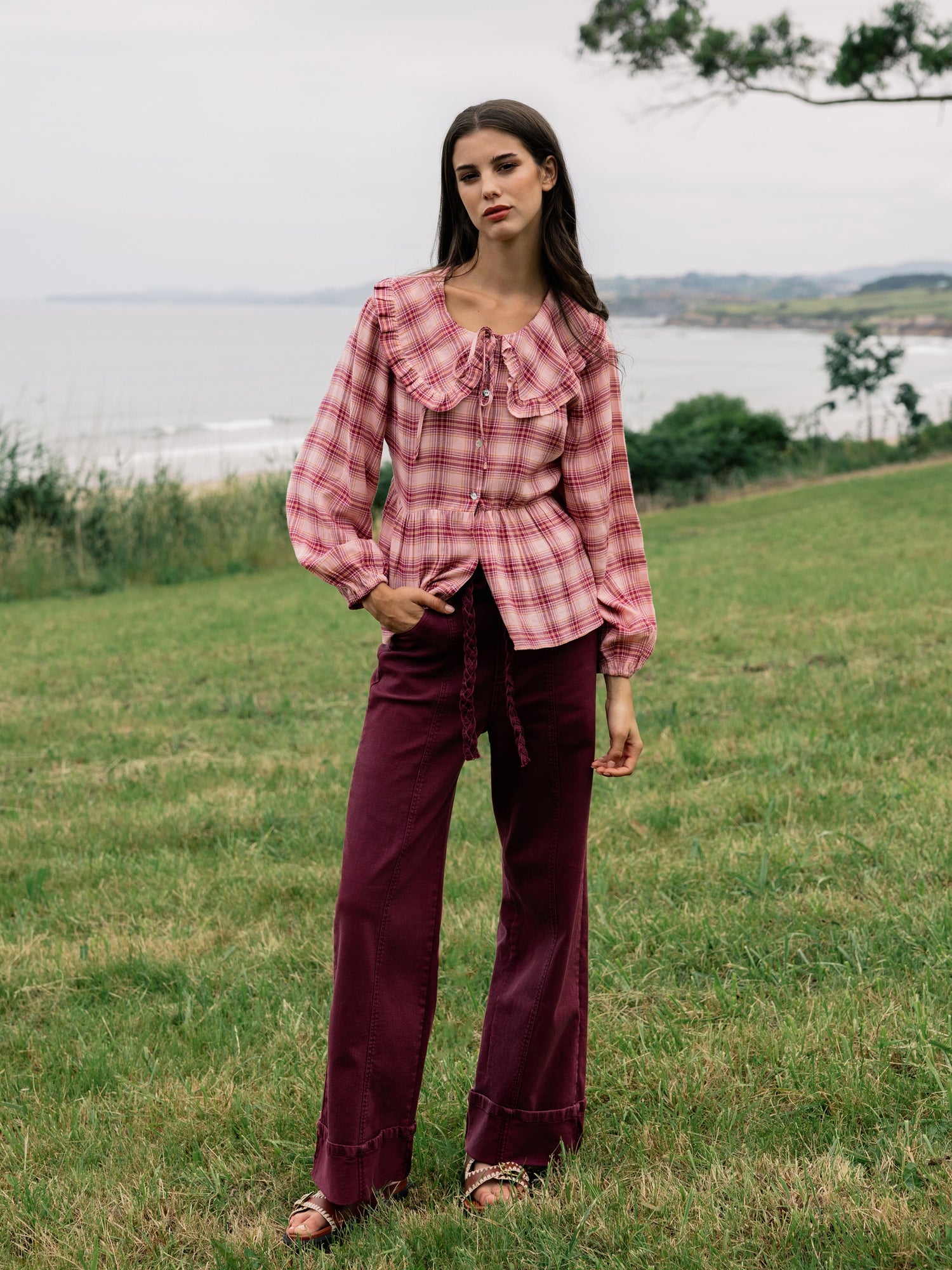 Pantalon denim cinturon trenza granate