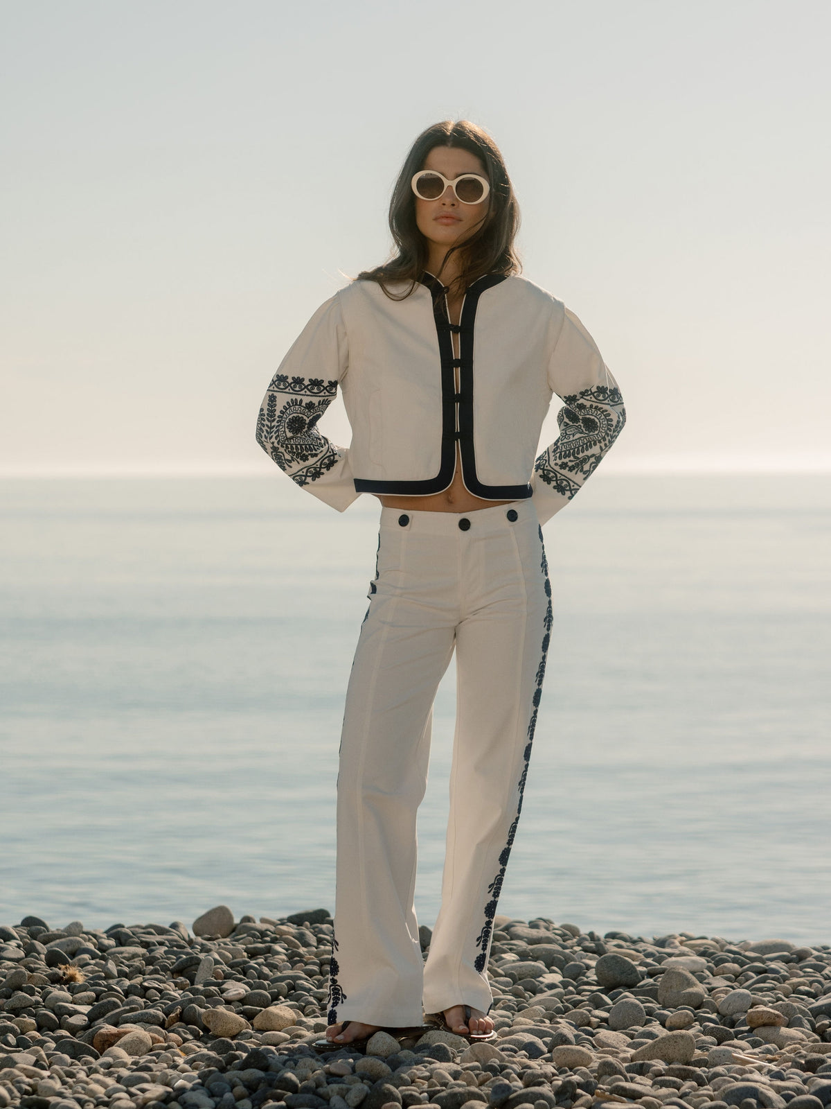 Pantalon recto detalles bordados blanco