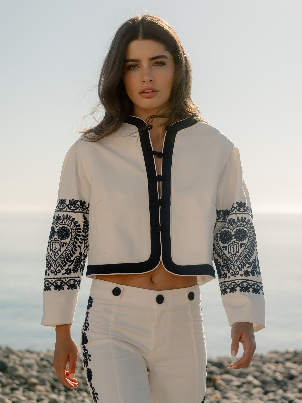 Chaqueta cuello mao bordados blanca