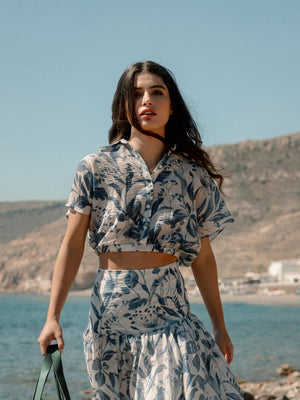Blusa curta estampada flores azul