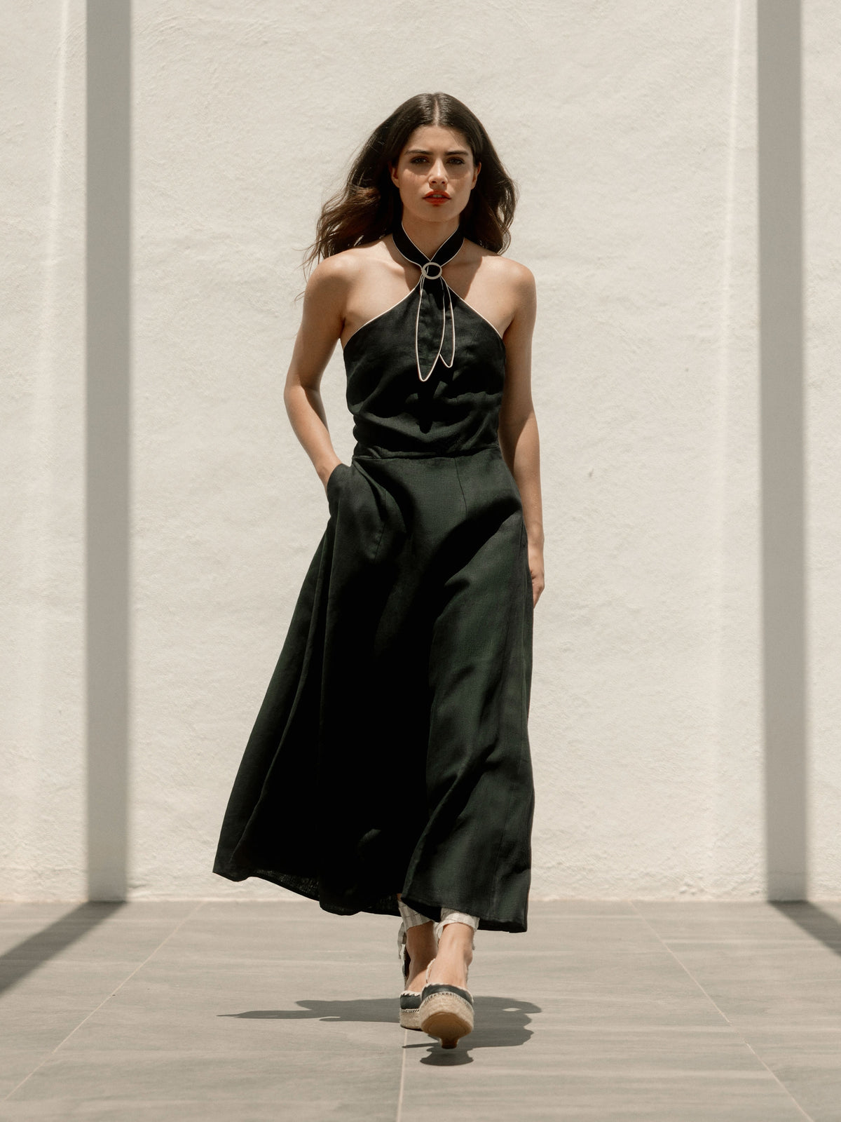 Vestido comprido com fivela em linho