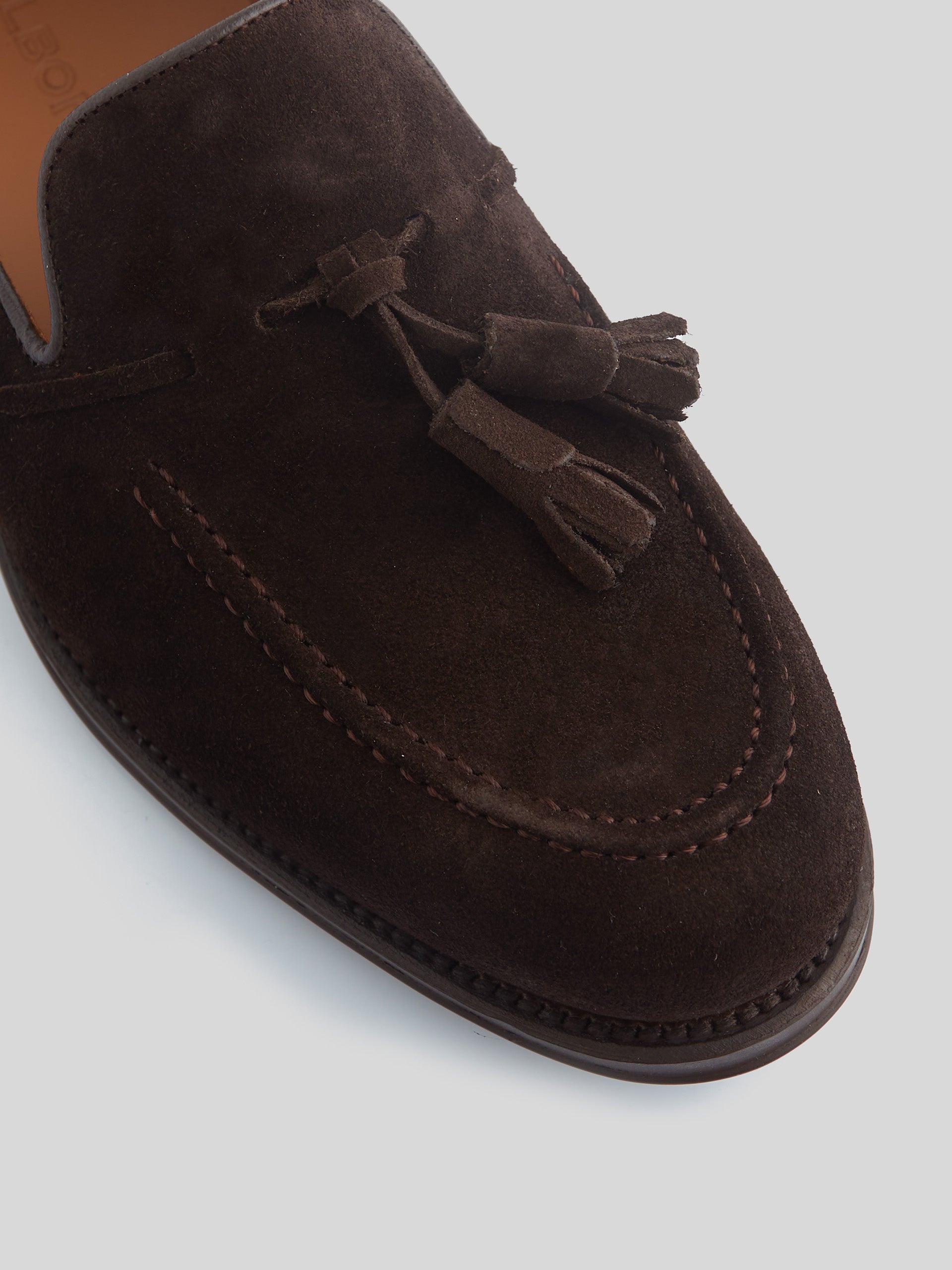 Zapato clasico borlas ante marron oscuro