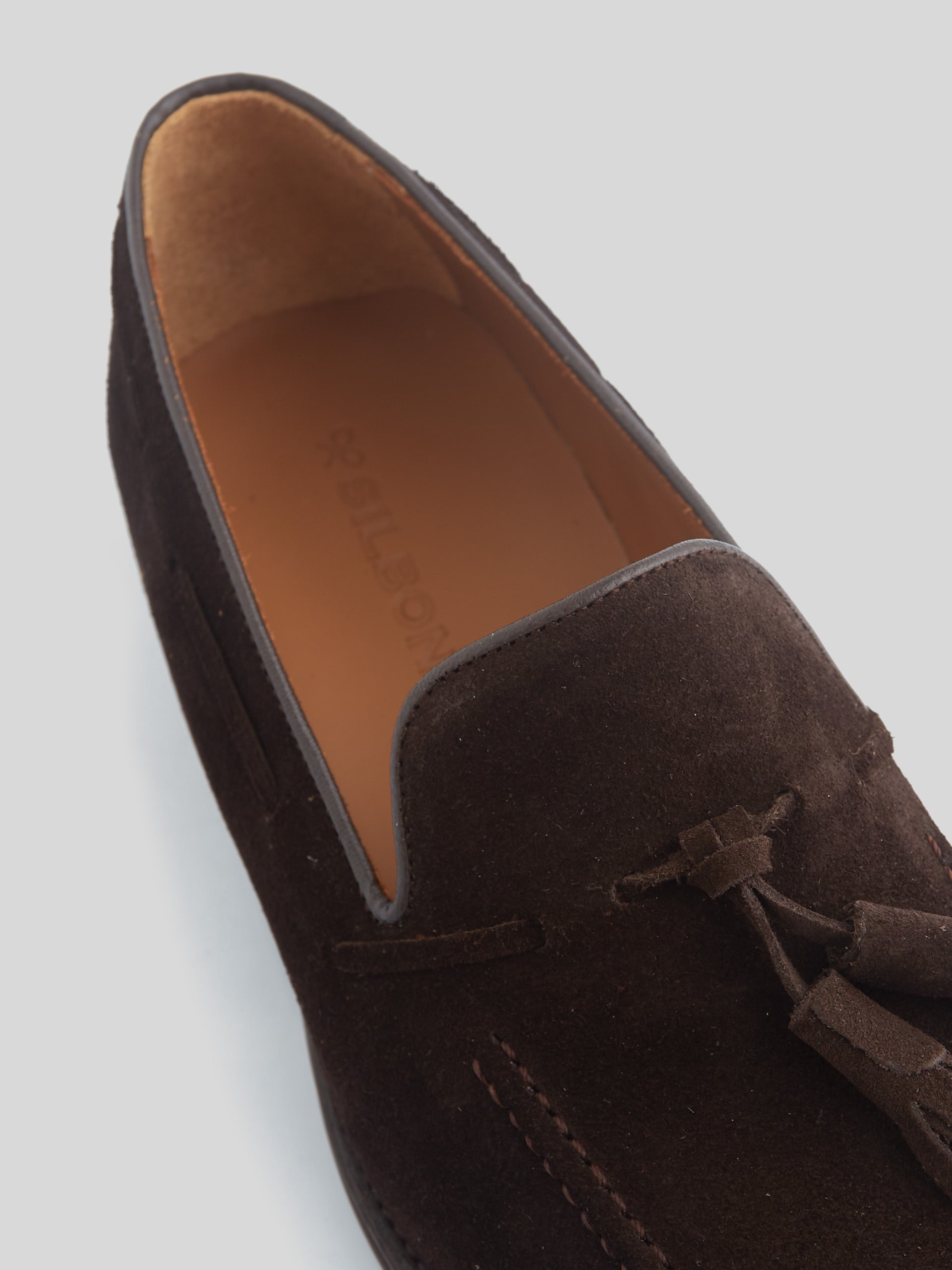 Zapato clasico borlas ante marron oscuro