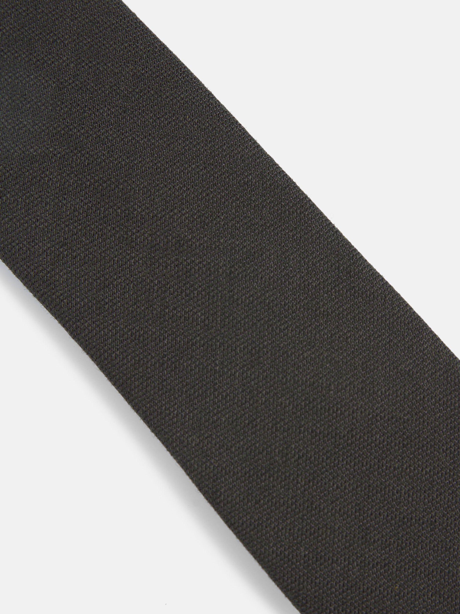 Silbon tie with green structure
