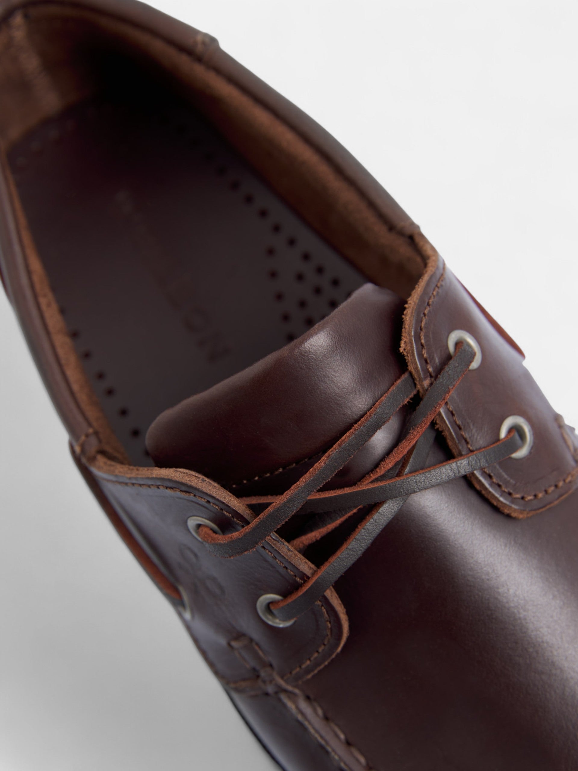 Dark brown fine leather nautical shoe