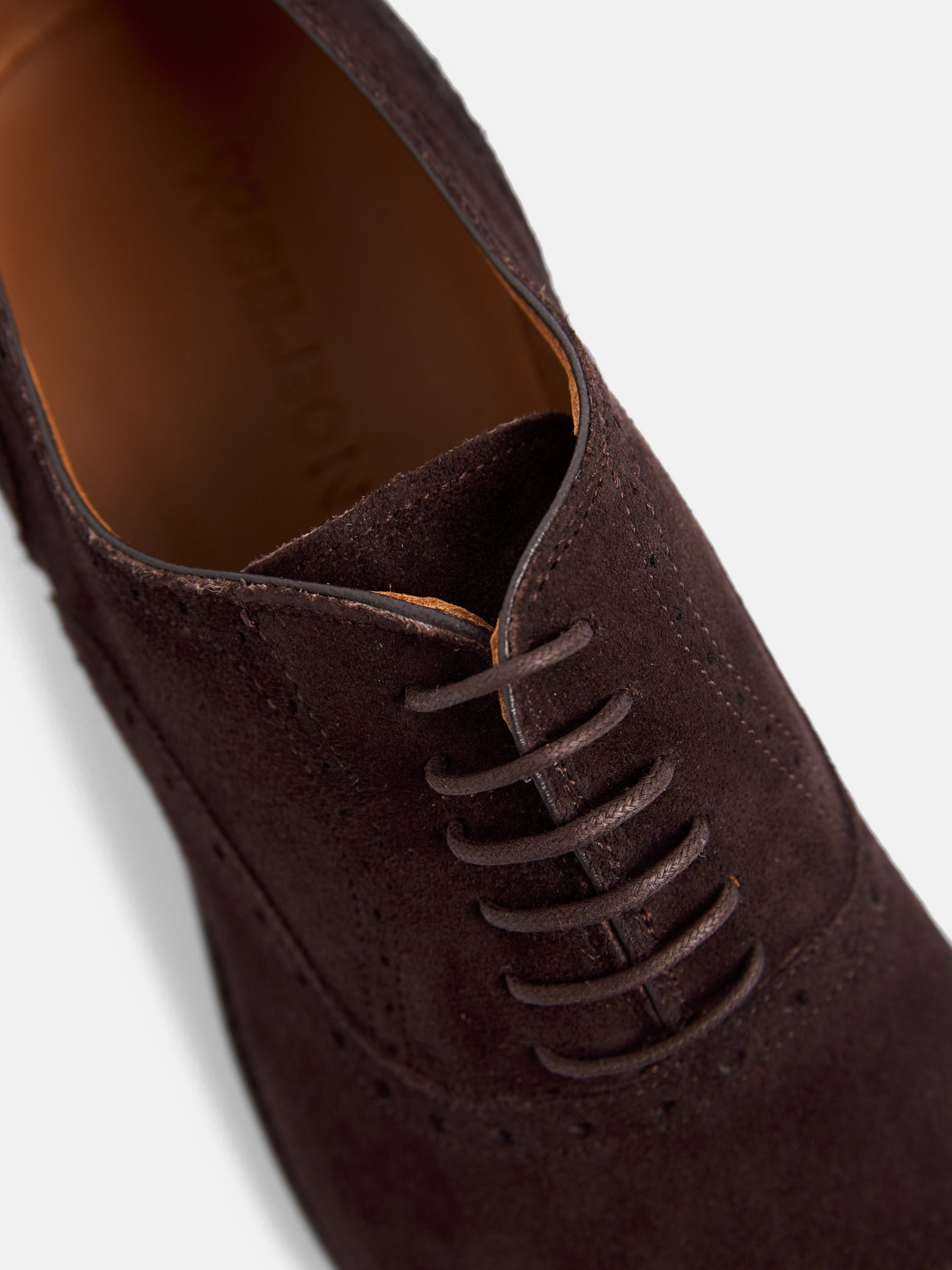 Zapato clasico ante perforado marron