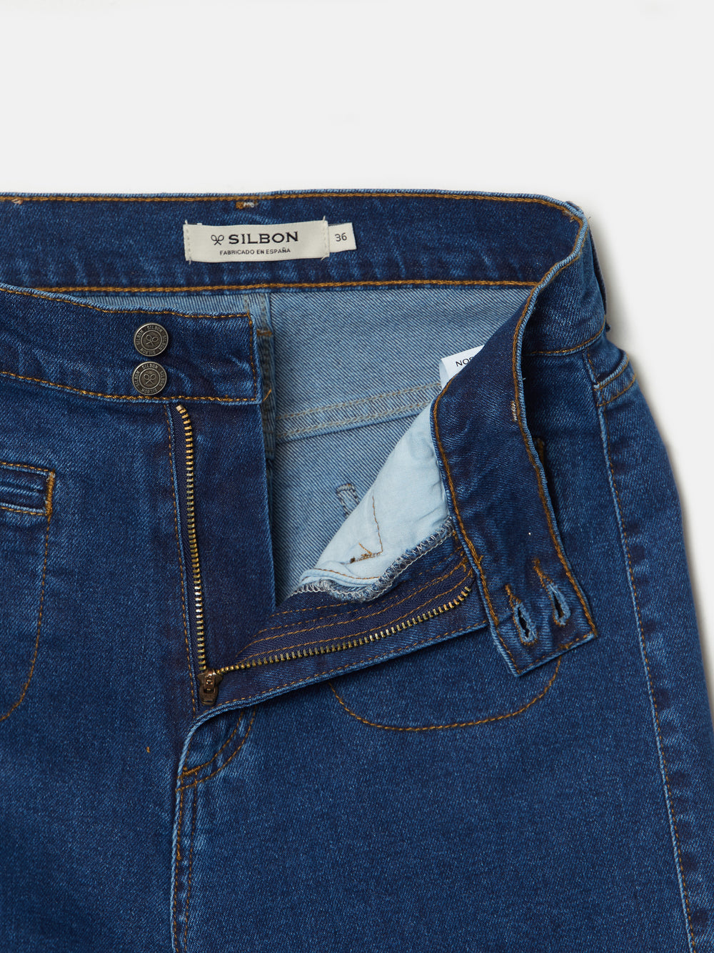 Pantalon denim flare bolsillos