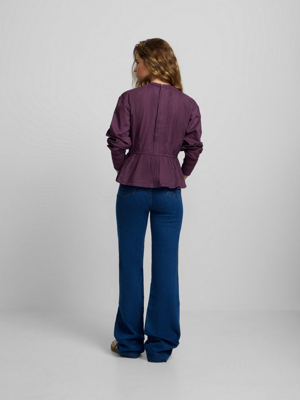 Pantalon denim flare bolsillos