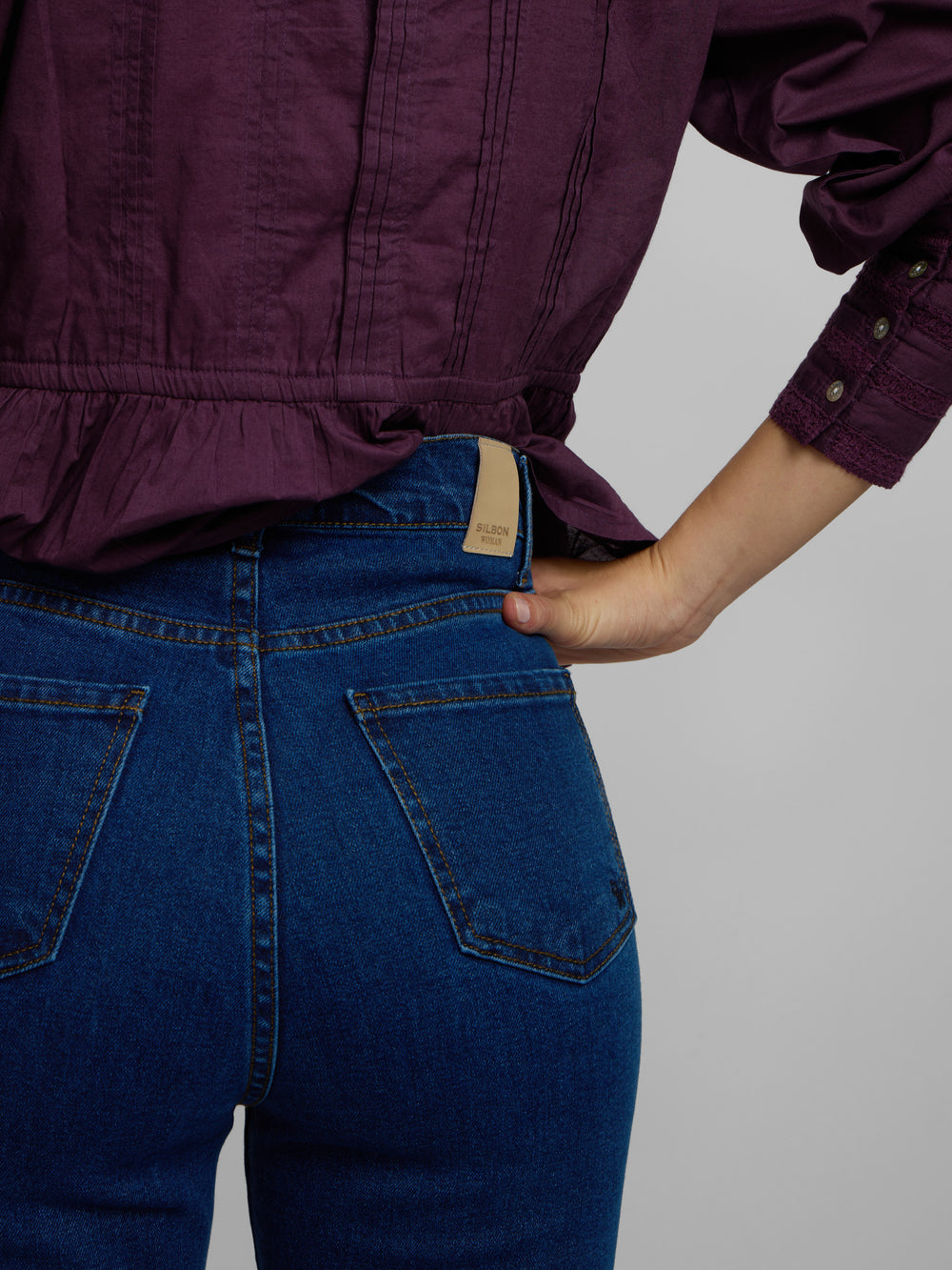 Pantalon denim flare bolsillos