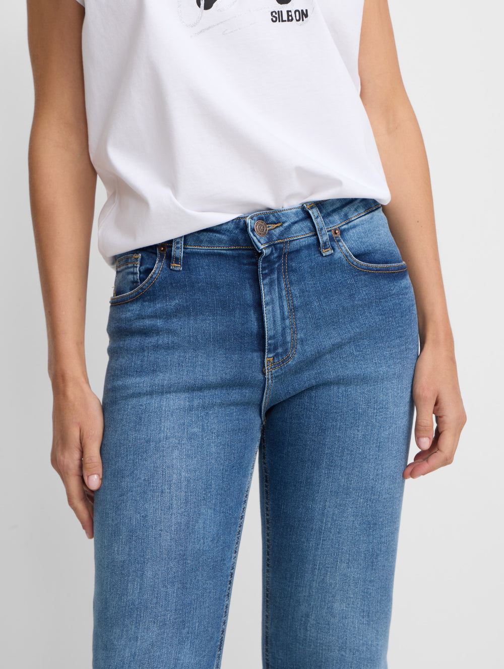 Calças de mulher slim fit em ganga média