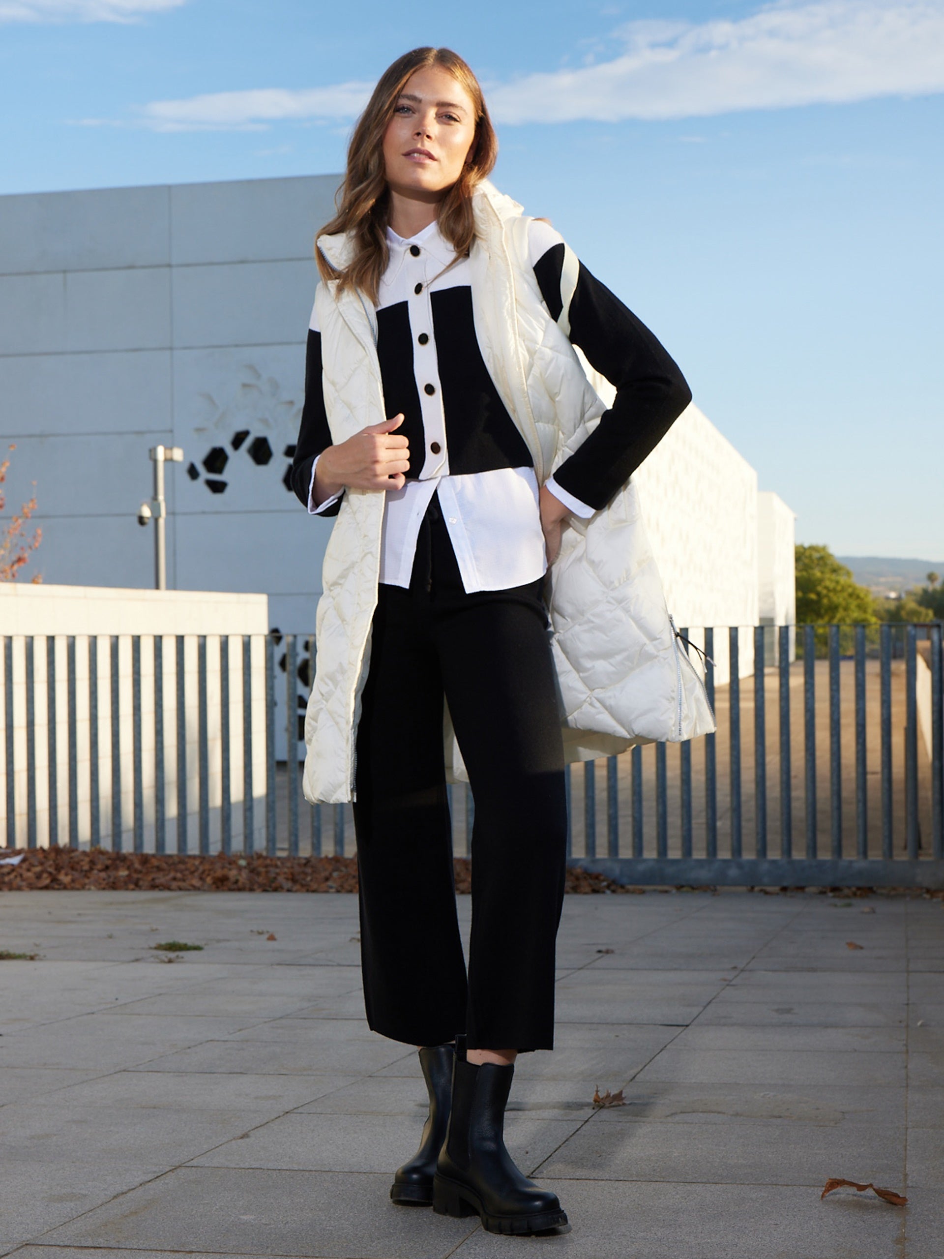Two-tone black and white knitted jacket