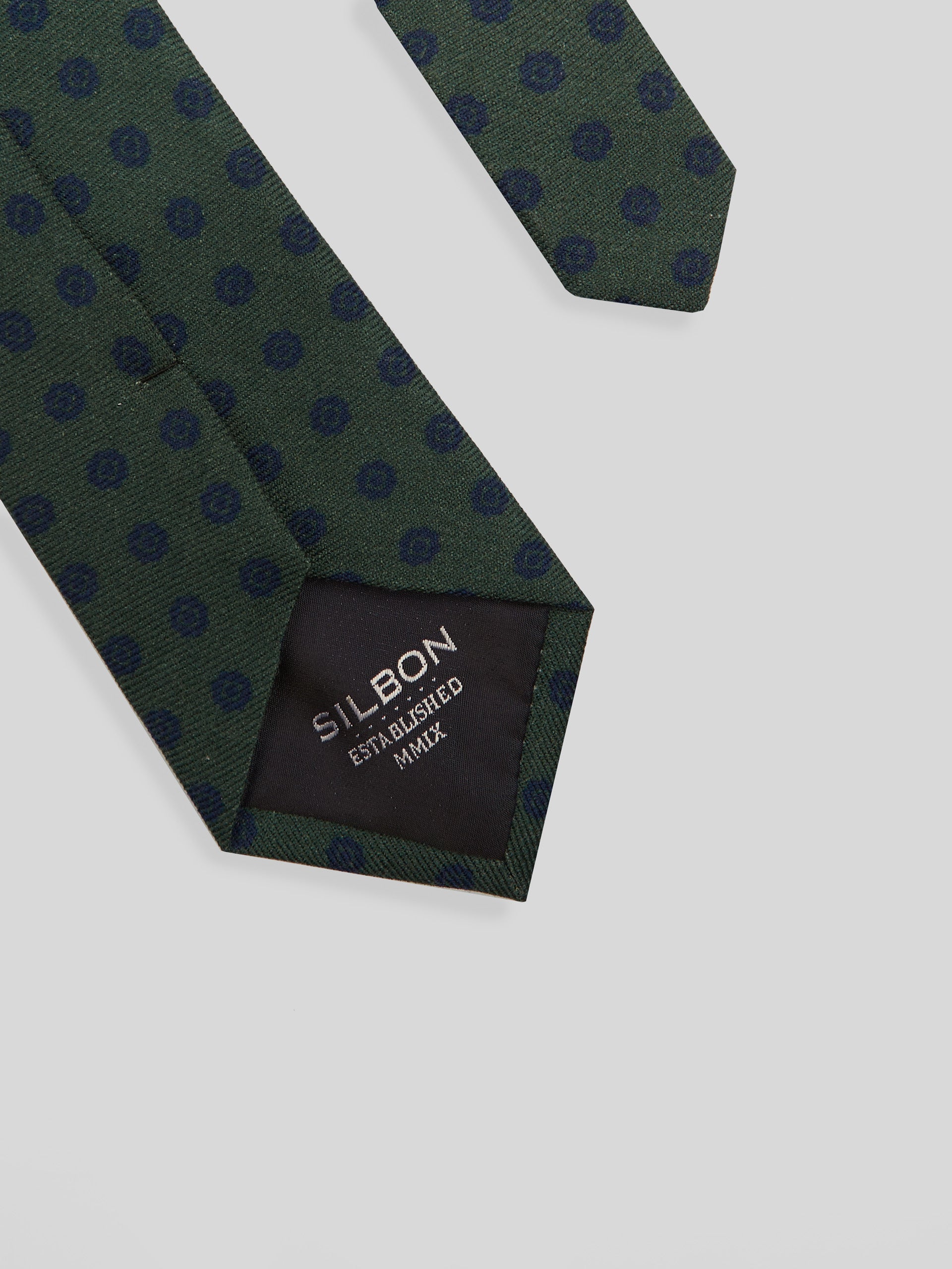 Corbata detalles geometricos verde
