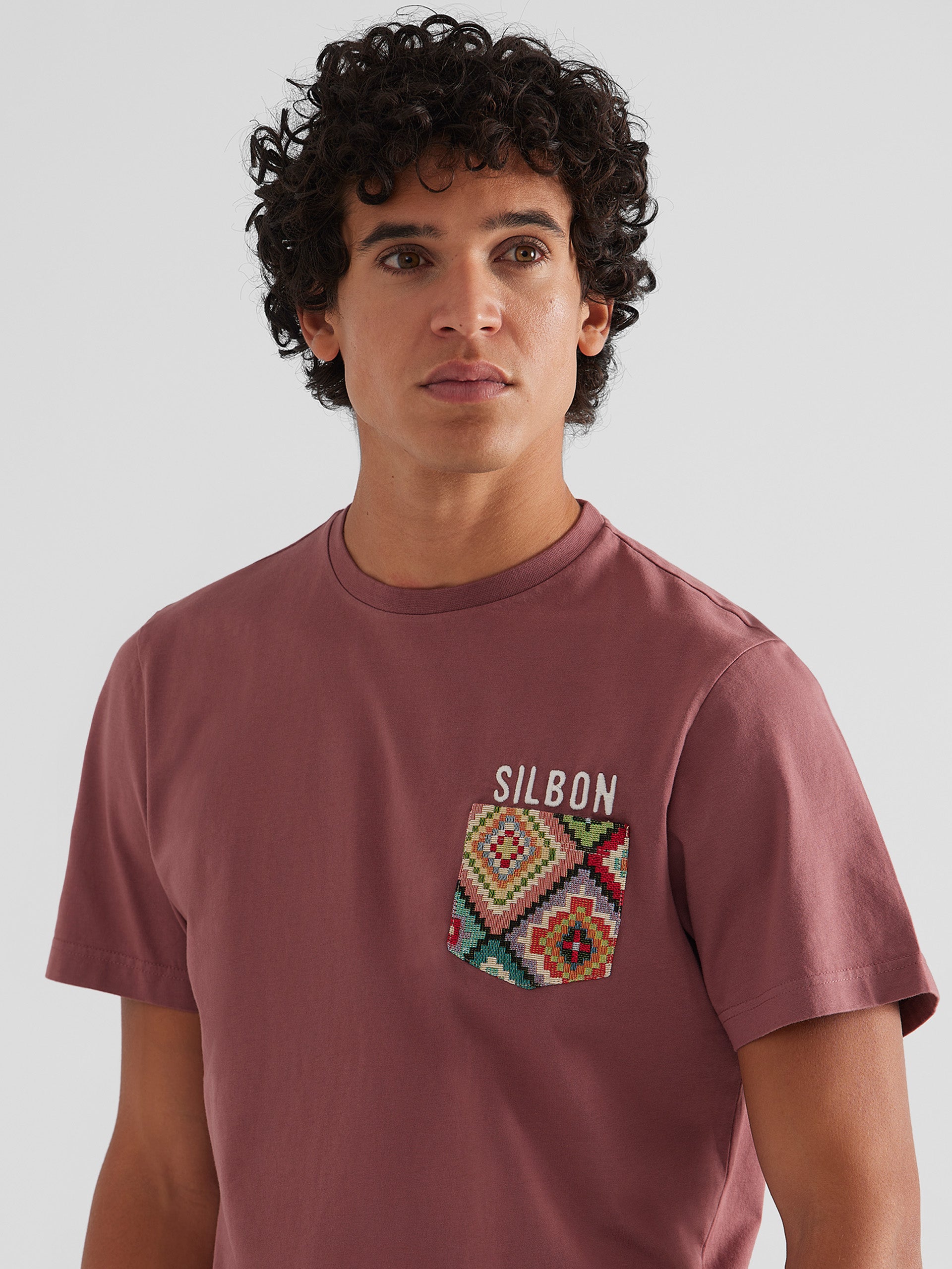 Camiseta bolsillo etnico burdeos
