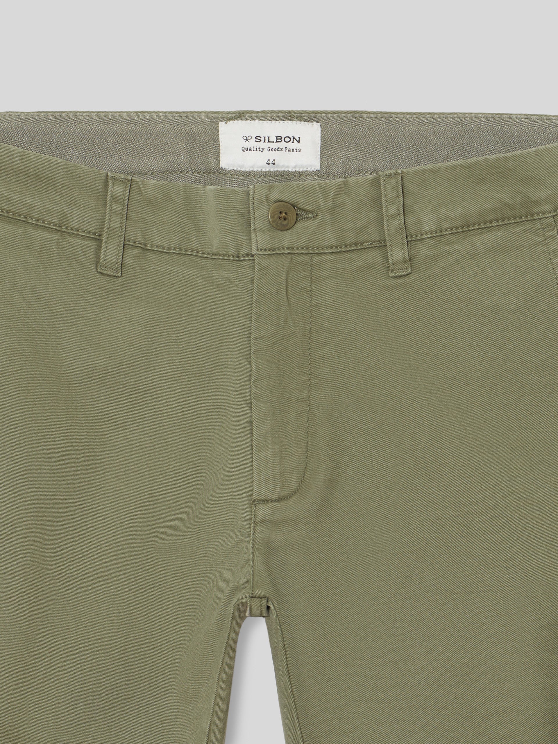 Pantalón cinco bolsillos de hombre corte slim en color verde · Silbon