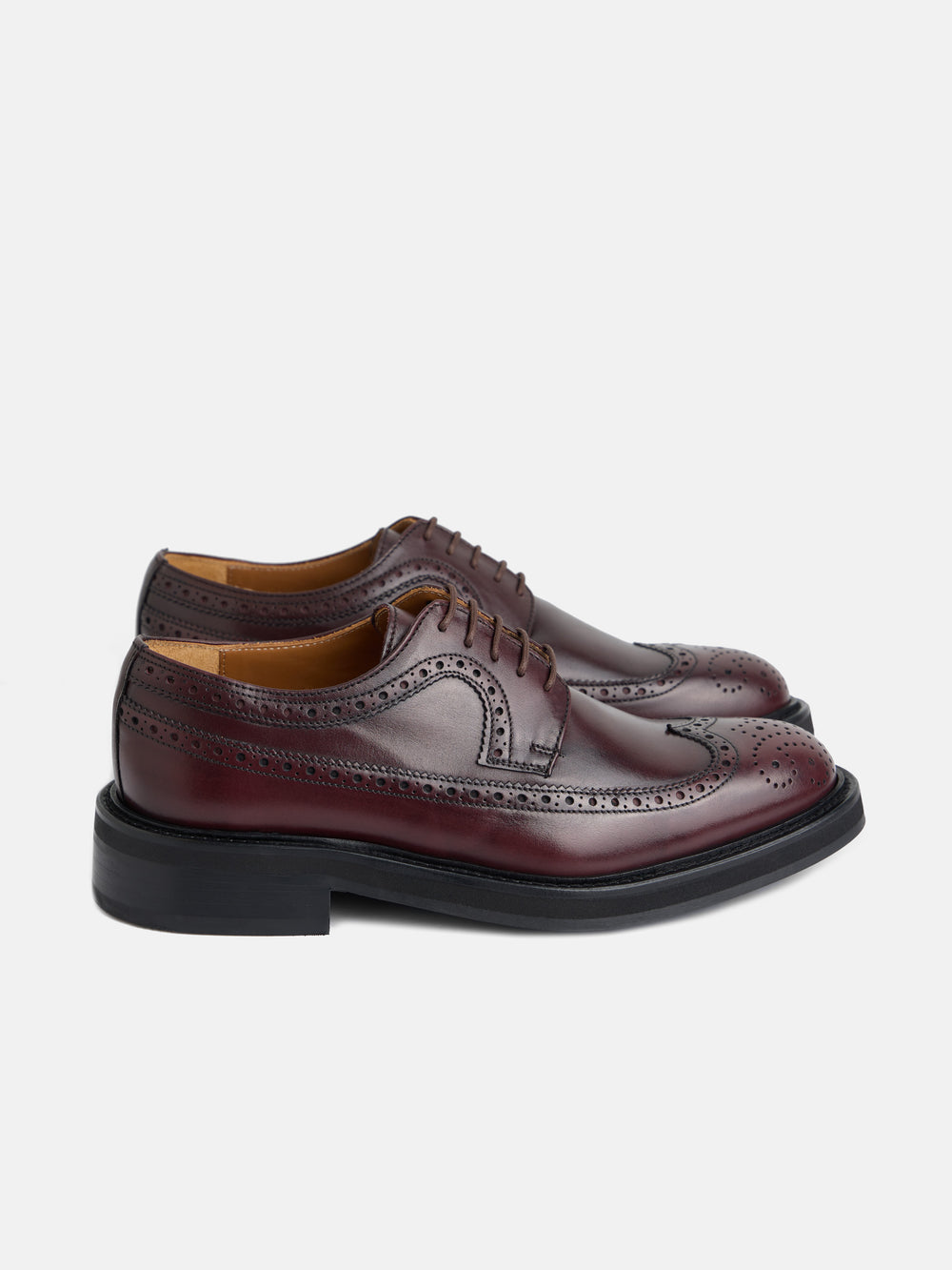 Zapato clasico piel perforado burdeos