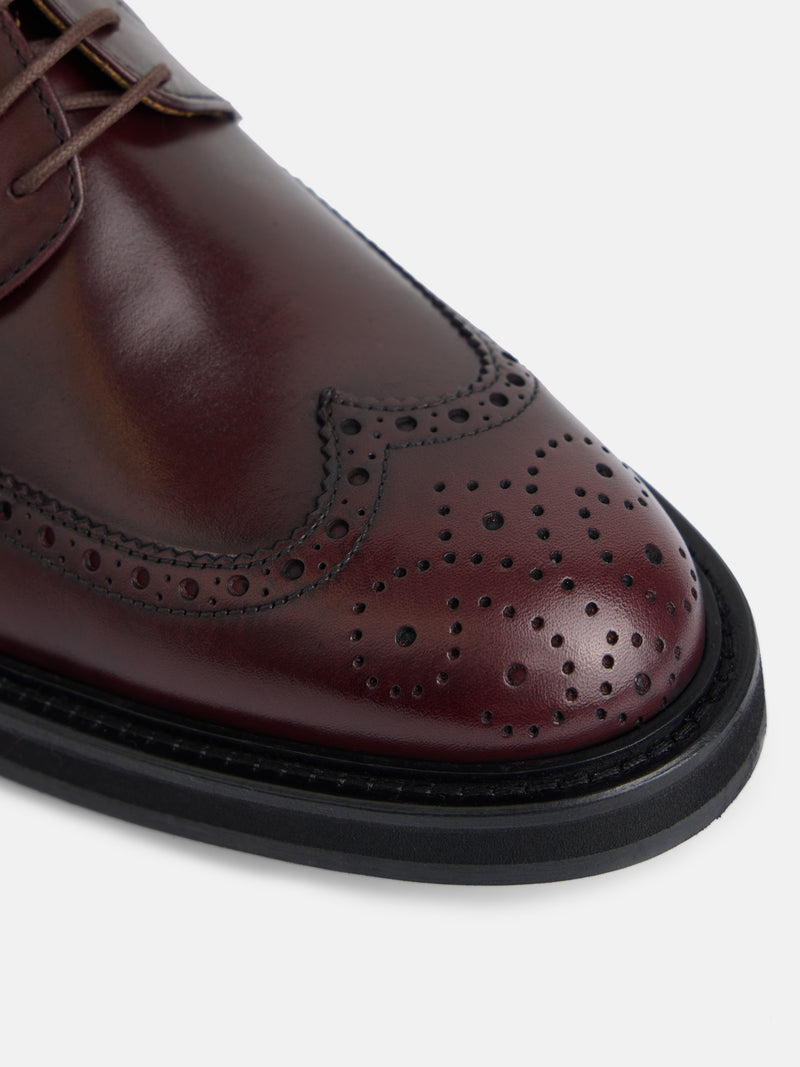 Classic perforated leather shoe in burgundy