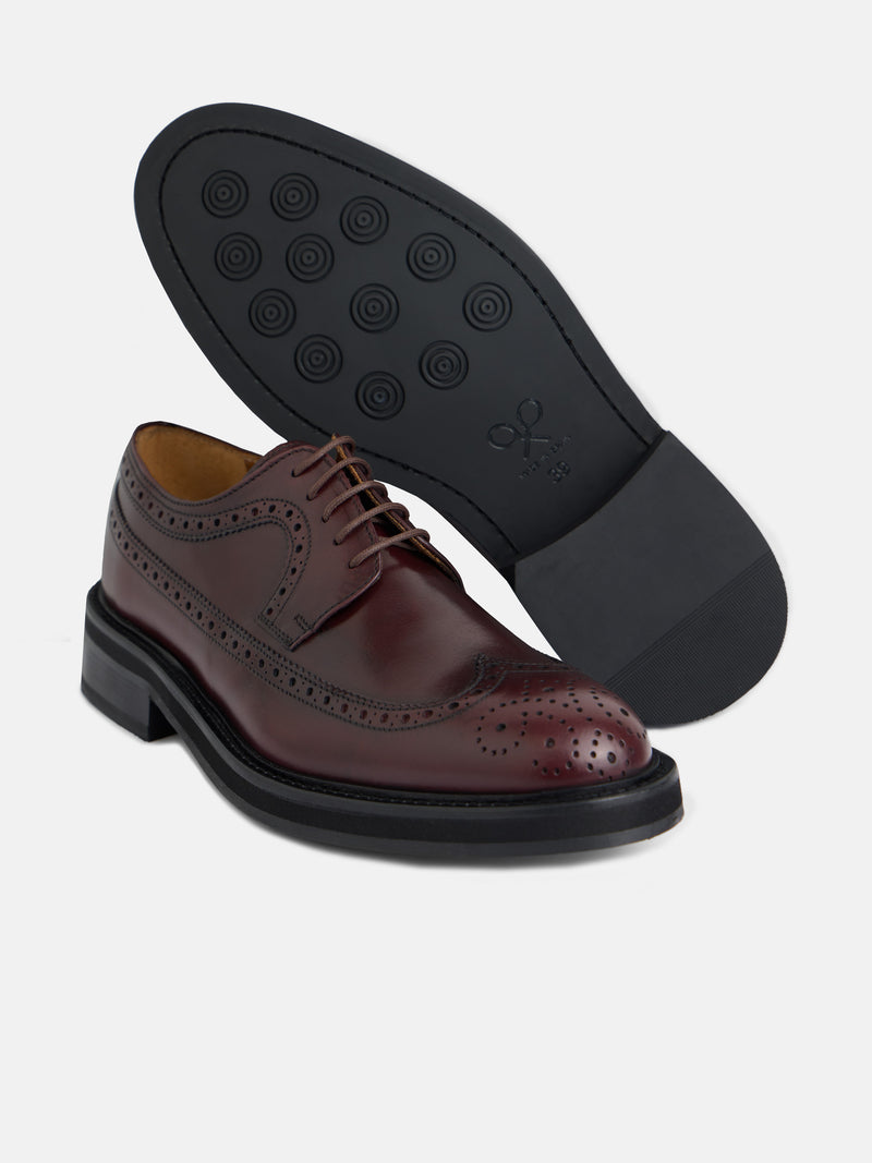 Classic perforated leather shoe in burgundy