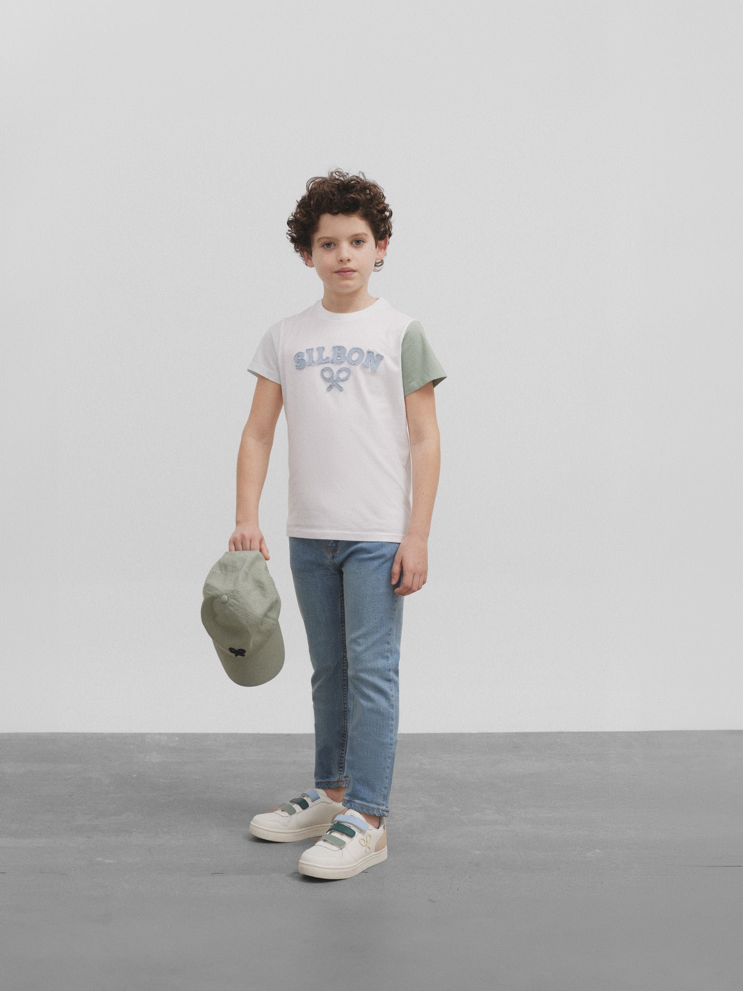T-shirt enfant à manches blanches colorées
