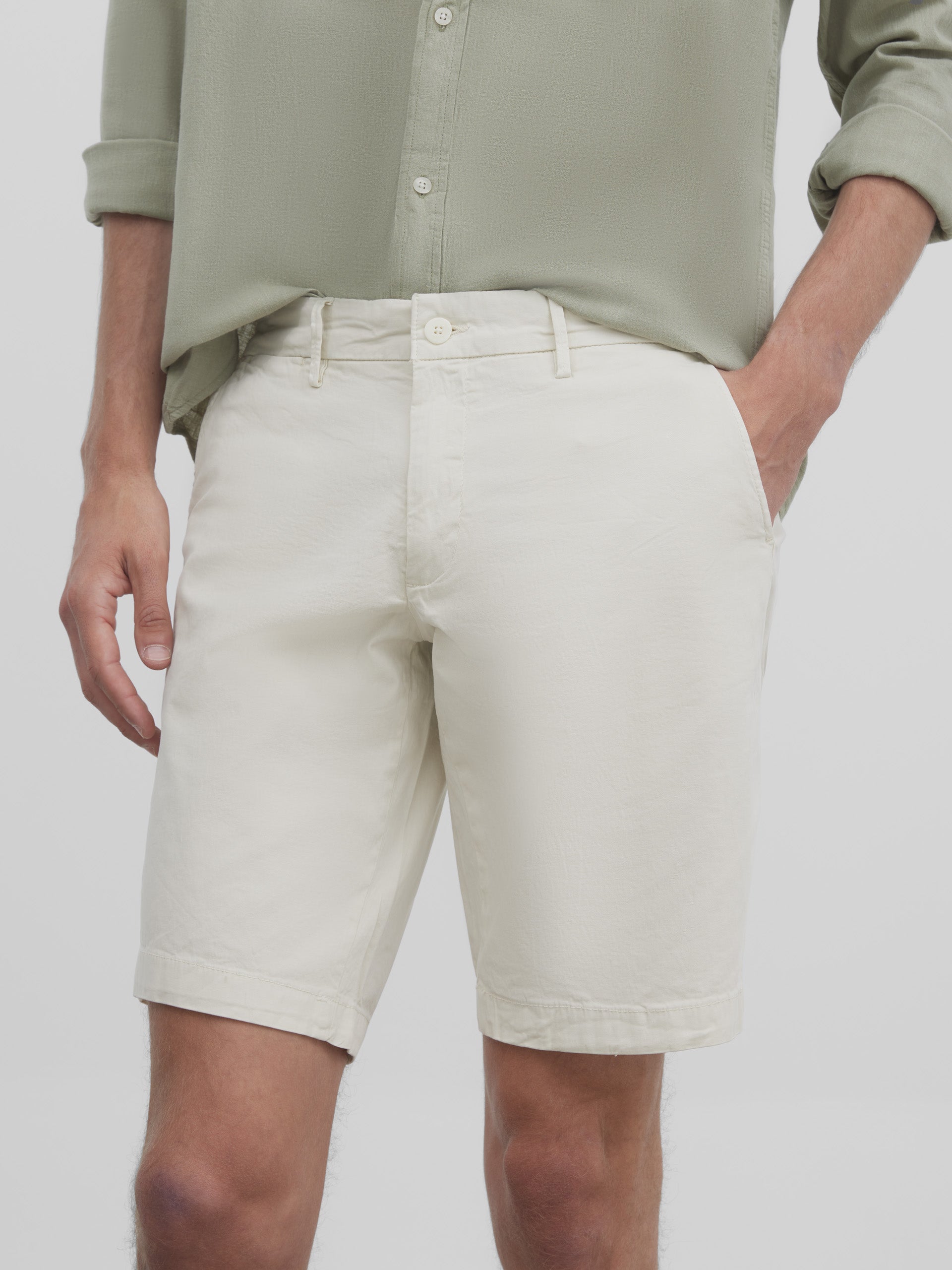 Light beige silbon slim Bermuda shorts