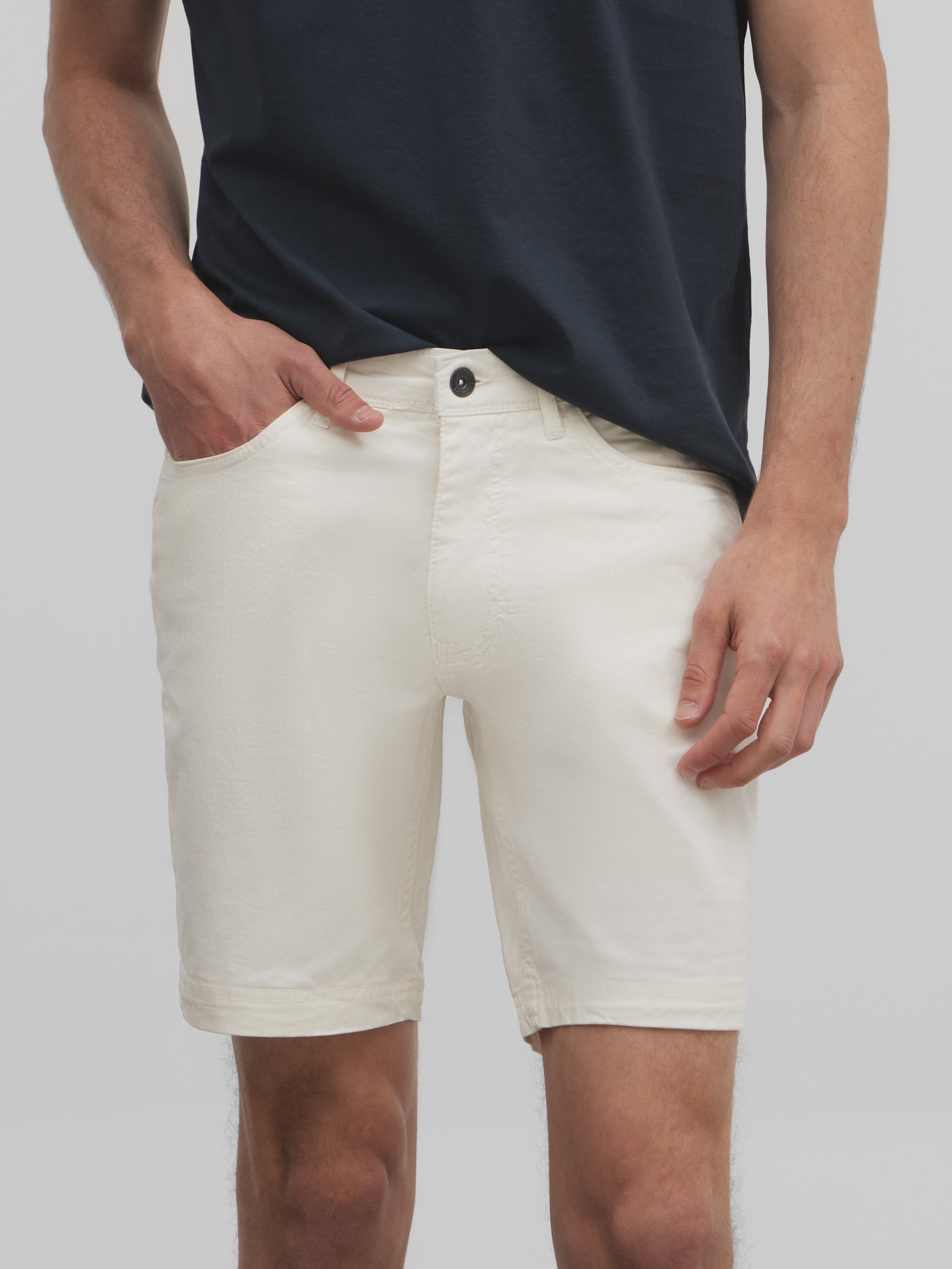 Light beige five-pocket Bermuda shorts