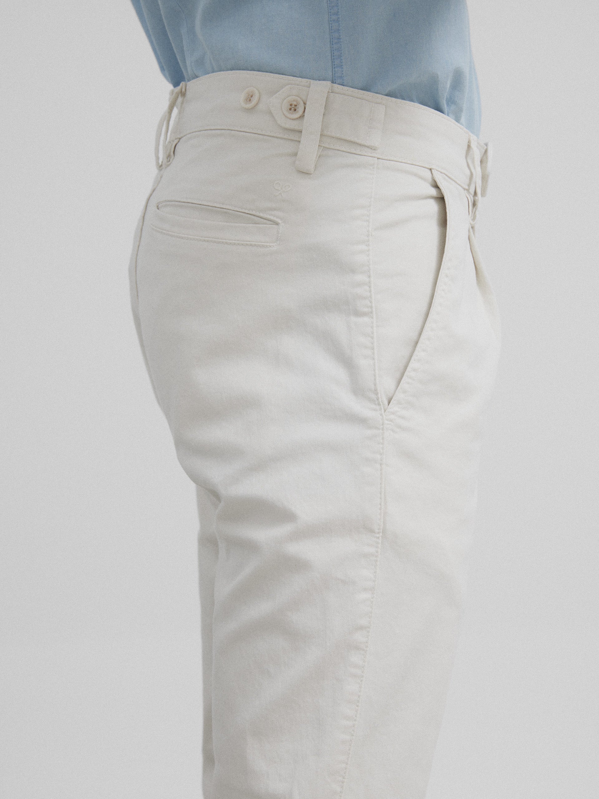 Light beige pleated chino sport pants