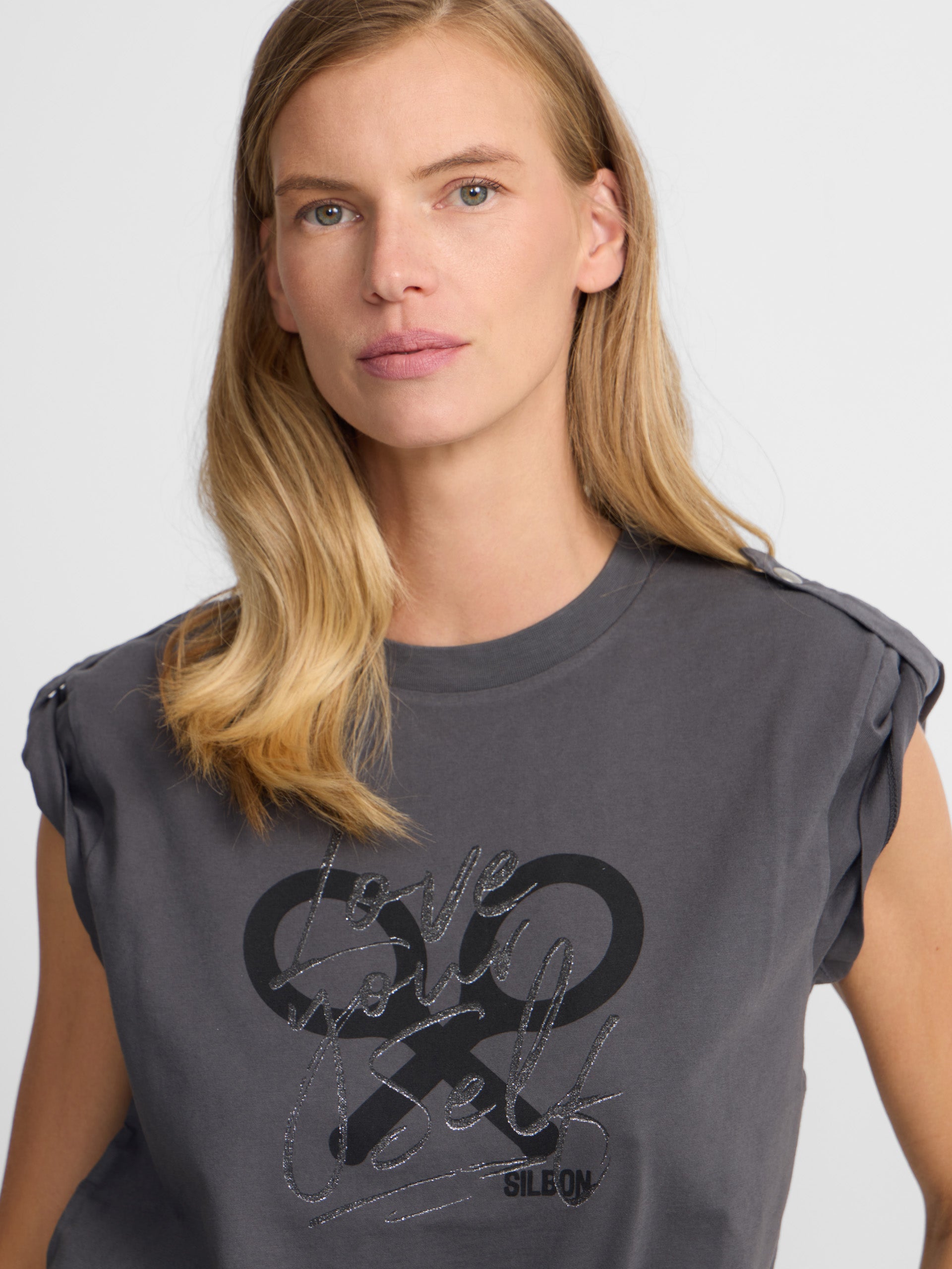 Camiseta woman manga roll out negra