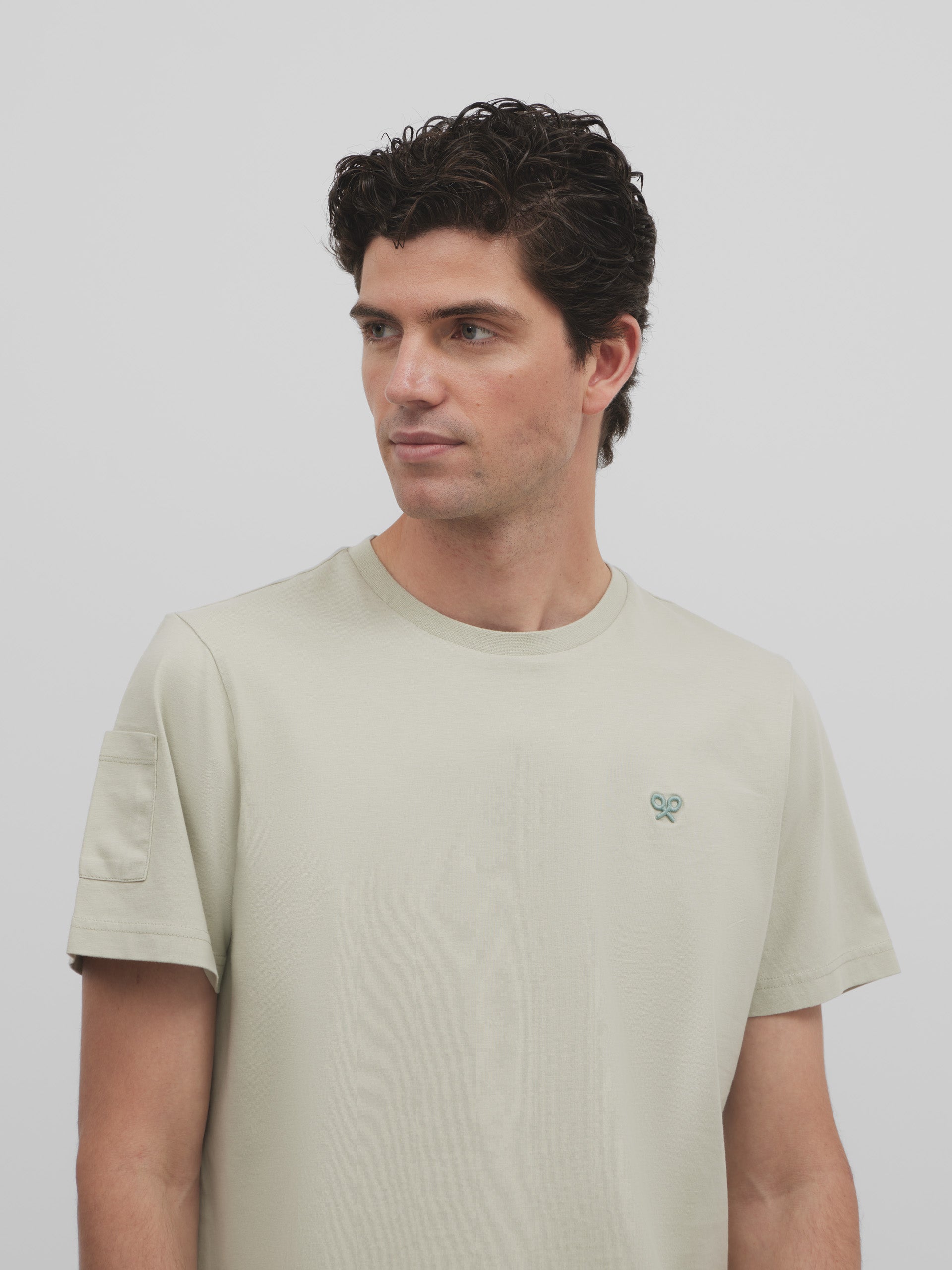 T-shirt vert à poche et manches