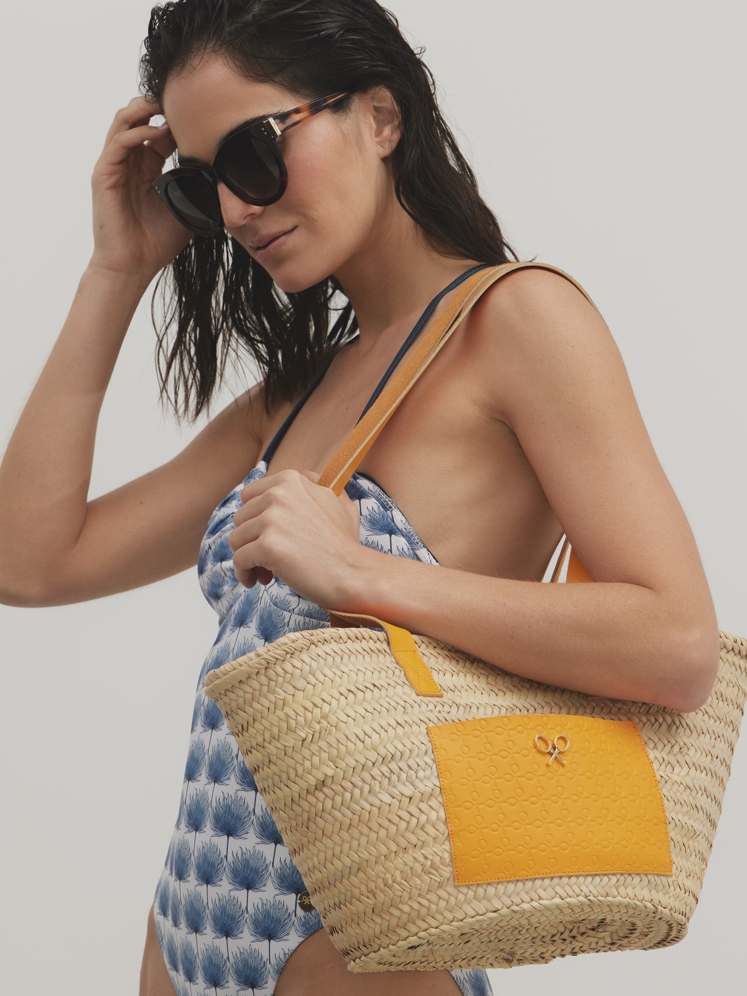 Raffia carrycot with yellow leather pocket