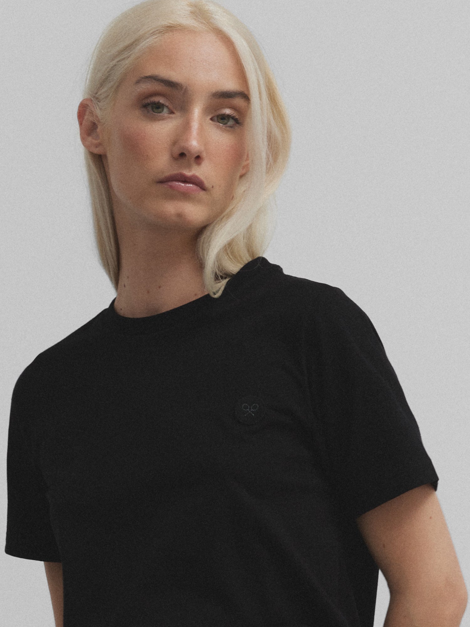 Woman sunny black racket t-shirt