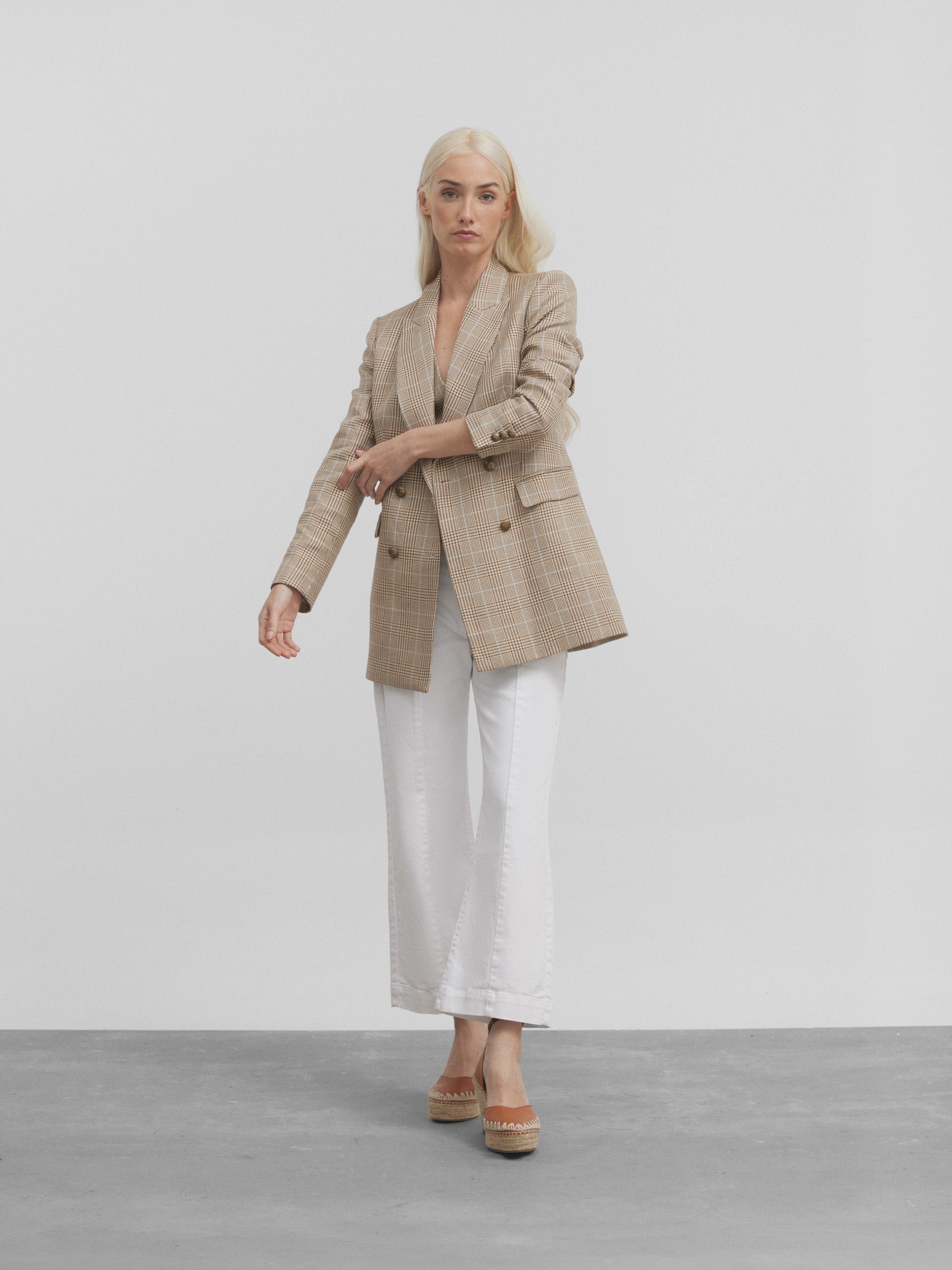Prince of Wales beige blazer with light blue profile